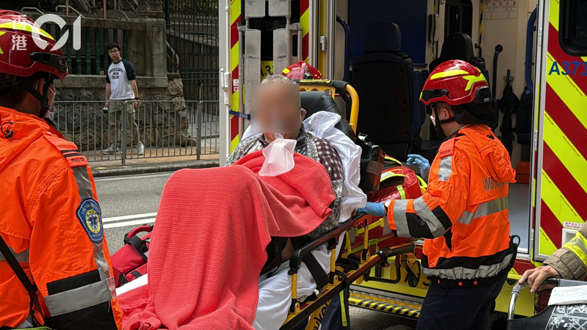 西營盤興漢道美興樓火警,一名老翁一度被困單位,被消防救出,清醒送院。(羅日昇攝) 西營盤興漢道美興樓火警,一名老翁一度被困單位,被消防救出,清醒送院。(羅日昇攝)