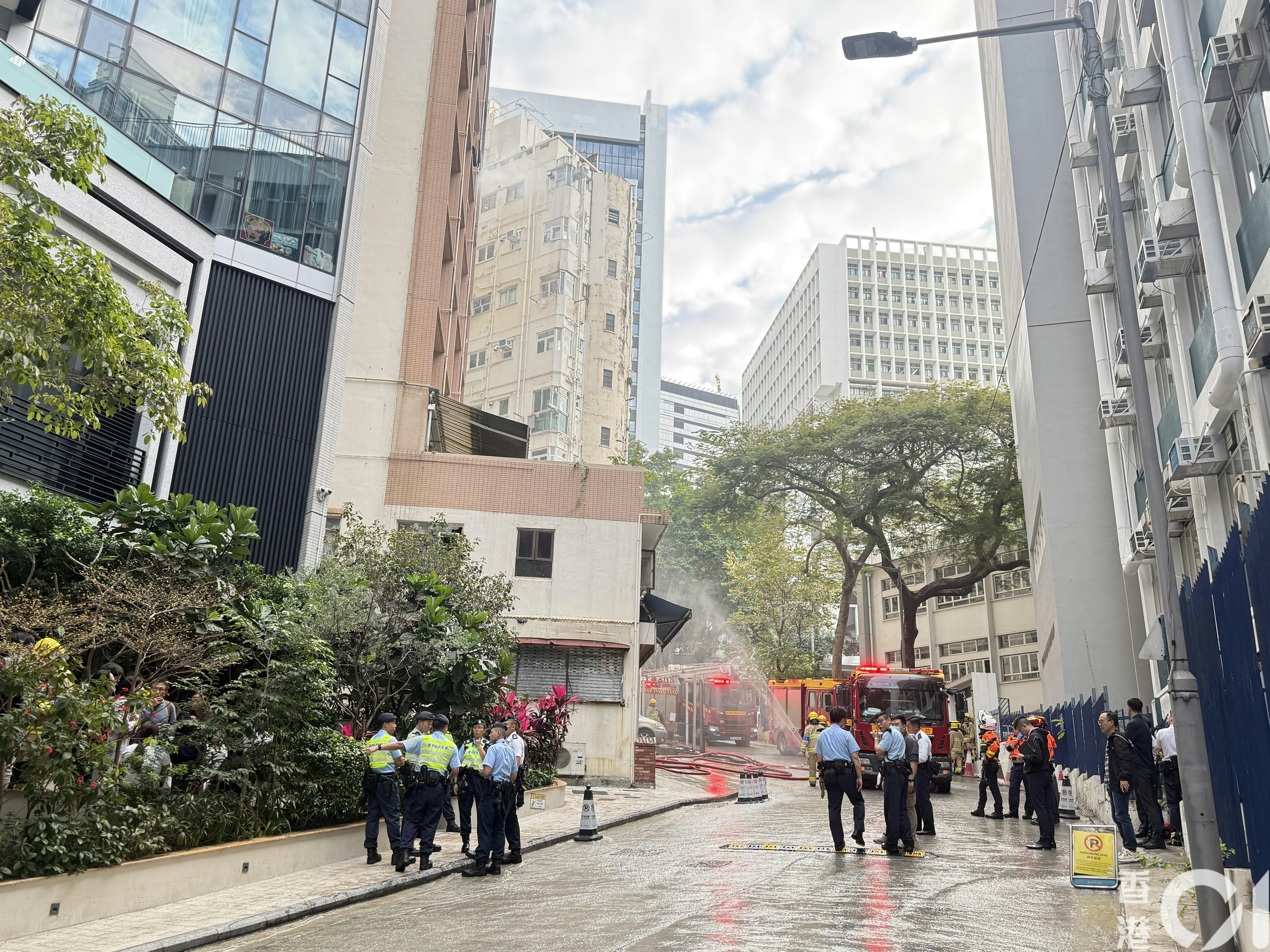 消防出動一煙帽隊一喉灌救。（羅日昇攝）