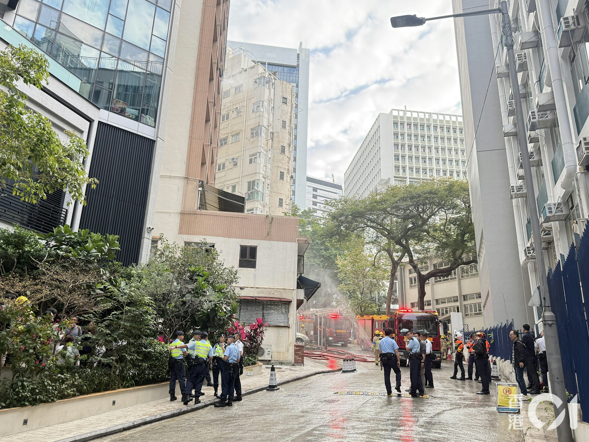 消防出動一煙帽隊一喉灌救。(羅日昇攝) 消防出動一煙帽隊一喉灌救。(羅日昇攝)