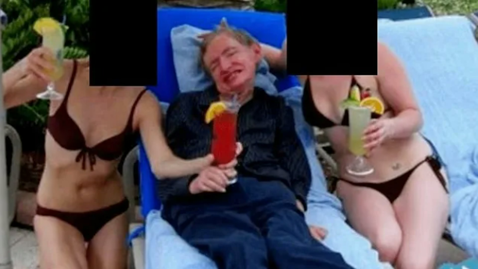 2026年2月25日,美國司法部早前公布大量愛潑斯坦(Jeffrey Epstein)案的文件,英國已故知名科學家霍金(Stephen Hawkin)亦出現在文件中。文件中不但有笑容滿面的霍金與兩名身穿比基尼女郎的合照,他的名字在文件中出現250次。霍金的遺屬則表示,兩名女性是他在生時的長期護理人員,她們一直陪伴他出遊。(美國司法部)