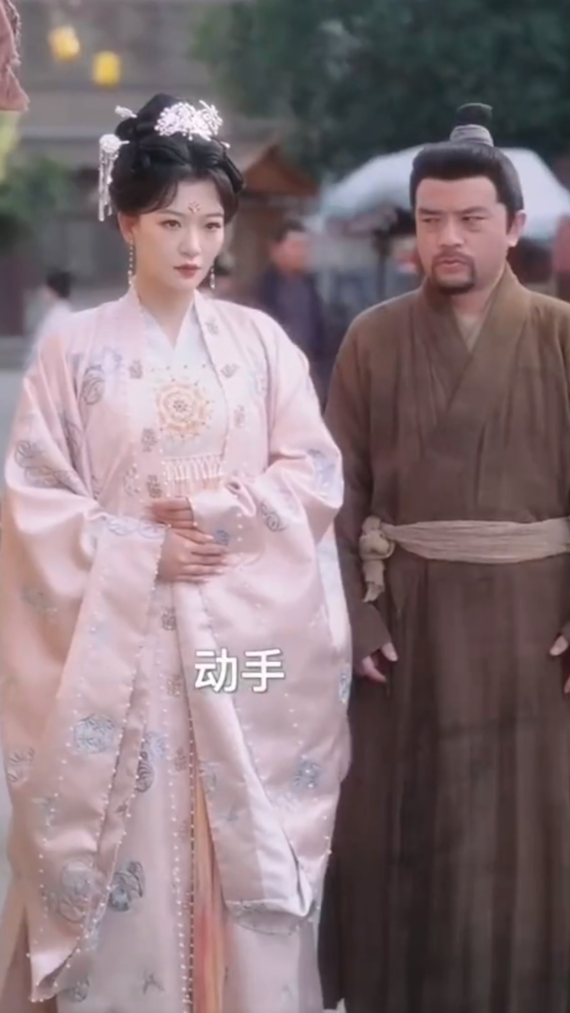 【相关文章:内地短剧男演员疑胸袭女星「手部左右移动」 画面照播出惹争议】内地热播短剧男演员疑似「揩油袭胸」。(《重回被换子之前,侯府主母赢麻了》截图)