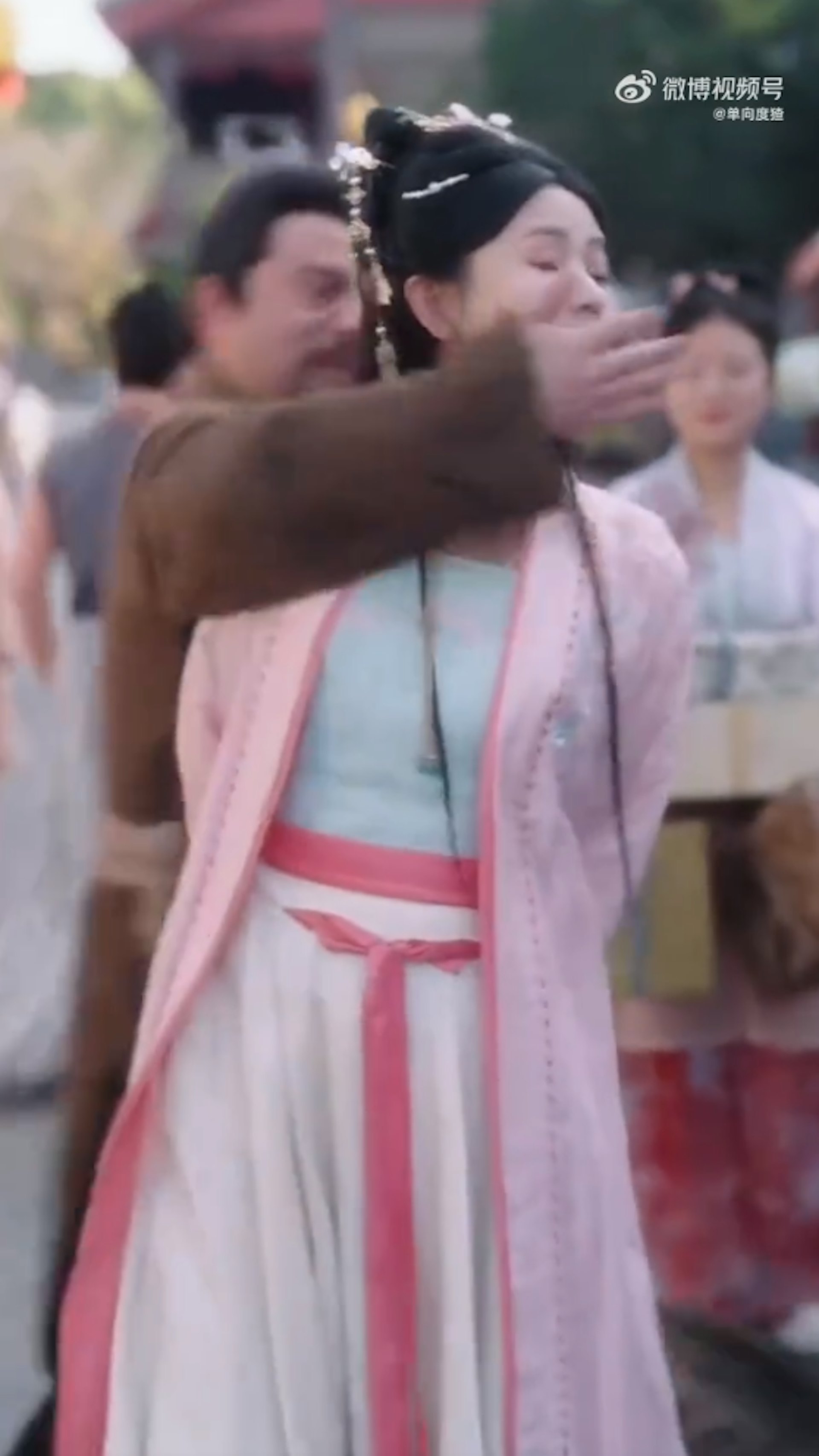 内地热播短剧男演员疑似「揩油袭胸」。(《重回被换子之前,侯府主母赢麻了》截图)
