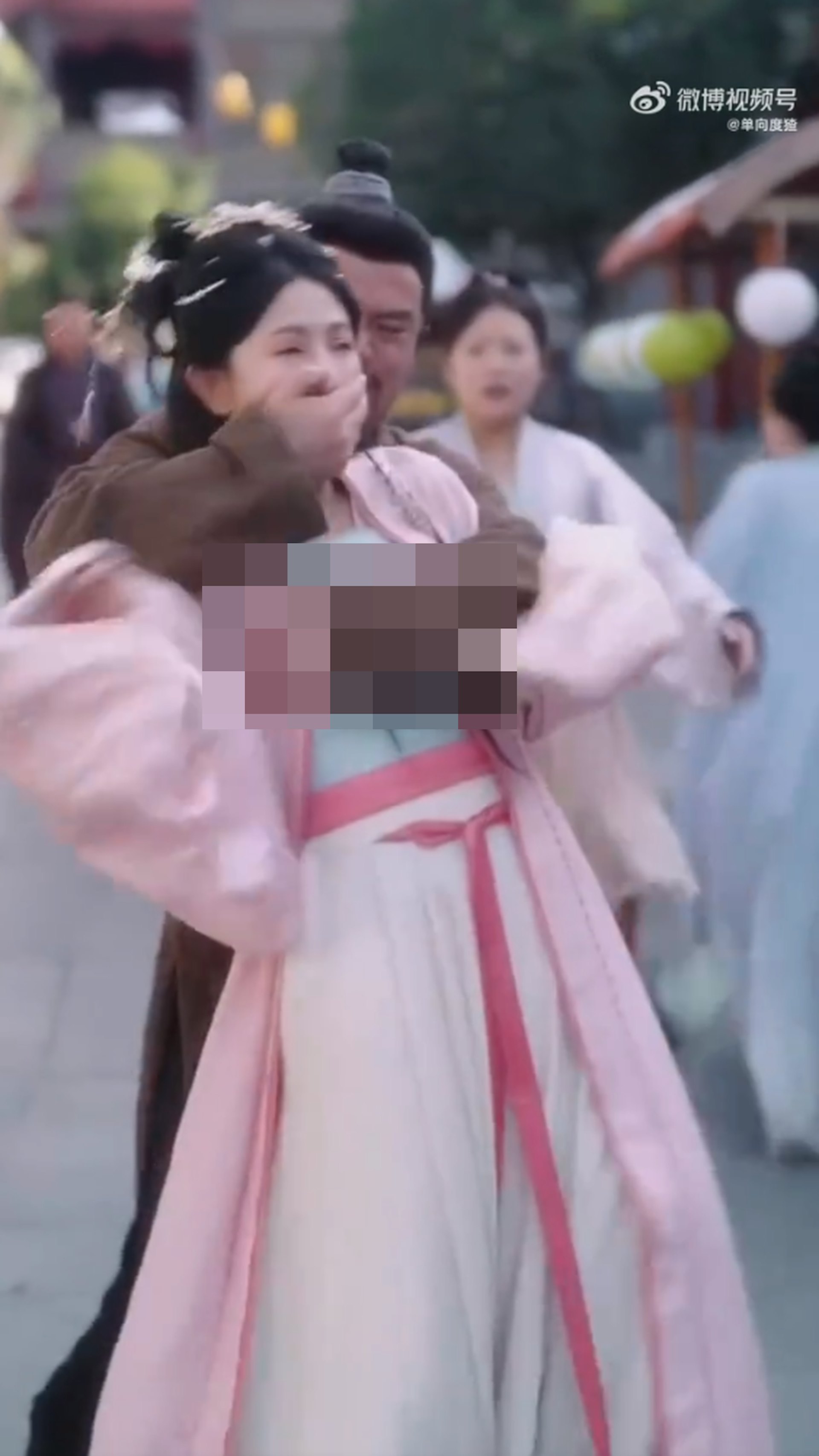 内地热播短剧男演员疑似「揩油袭胸」。(《重回被换子之前,侯府主母赢麻了》截图)