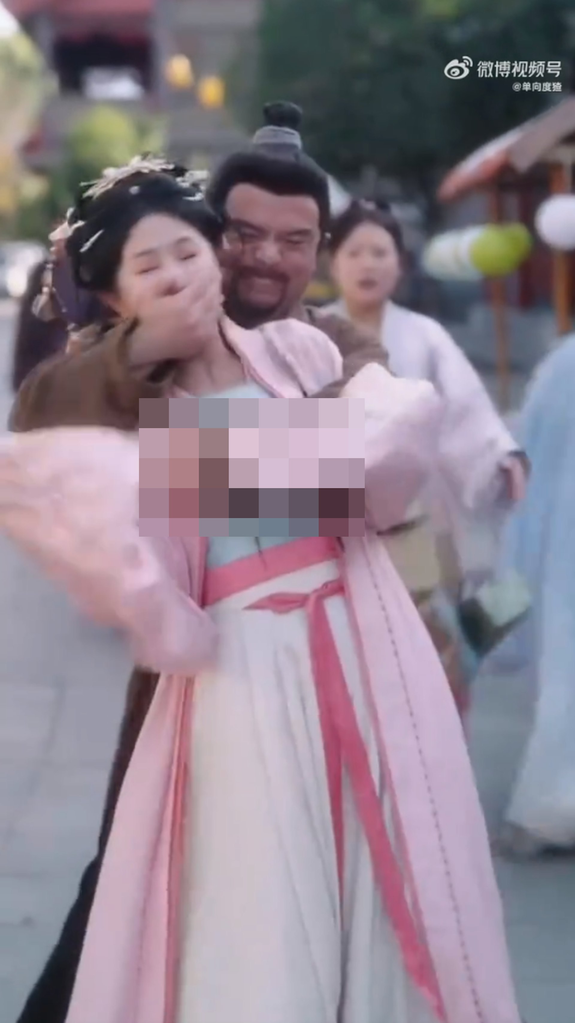 内地热播短剧男演员疑似「揩油袭胸」。(《重回被换子之前,侯府主母赢麻了》截图)