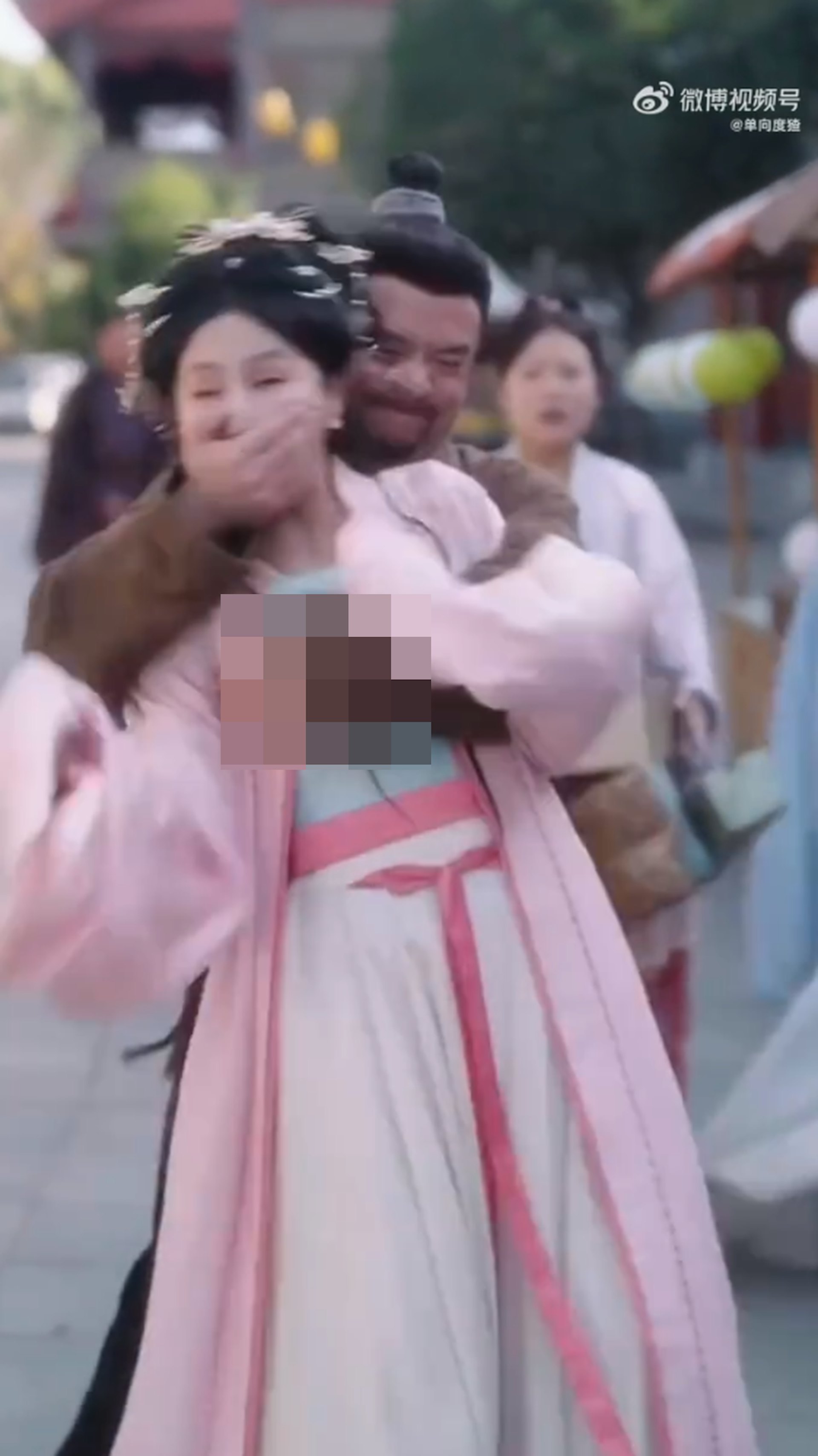 内地热播短剧男演员疑似「揩油袭胸」。(《重回被换子之前,侯府主母赢麻了》截图)