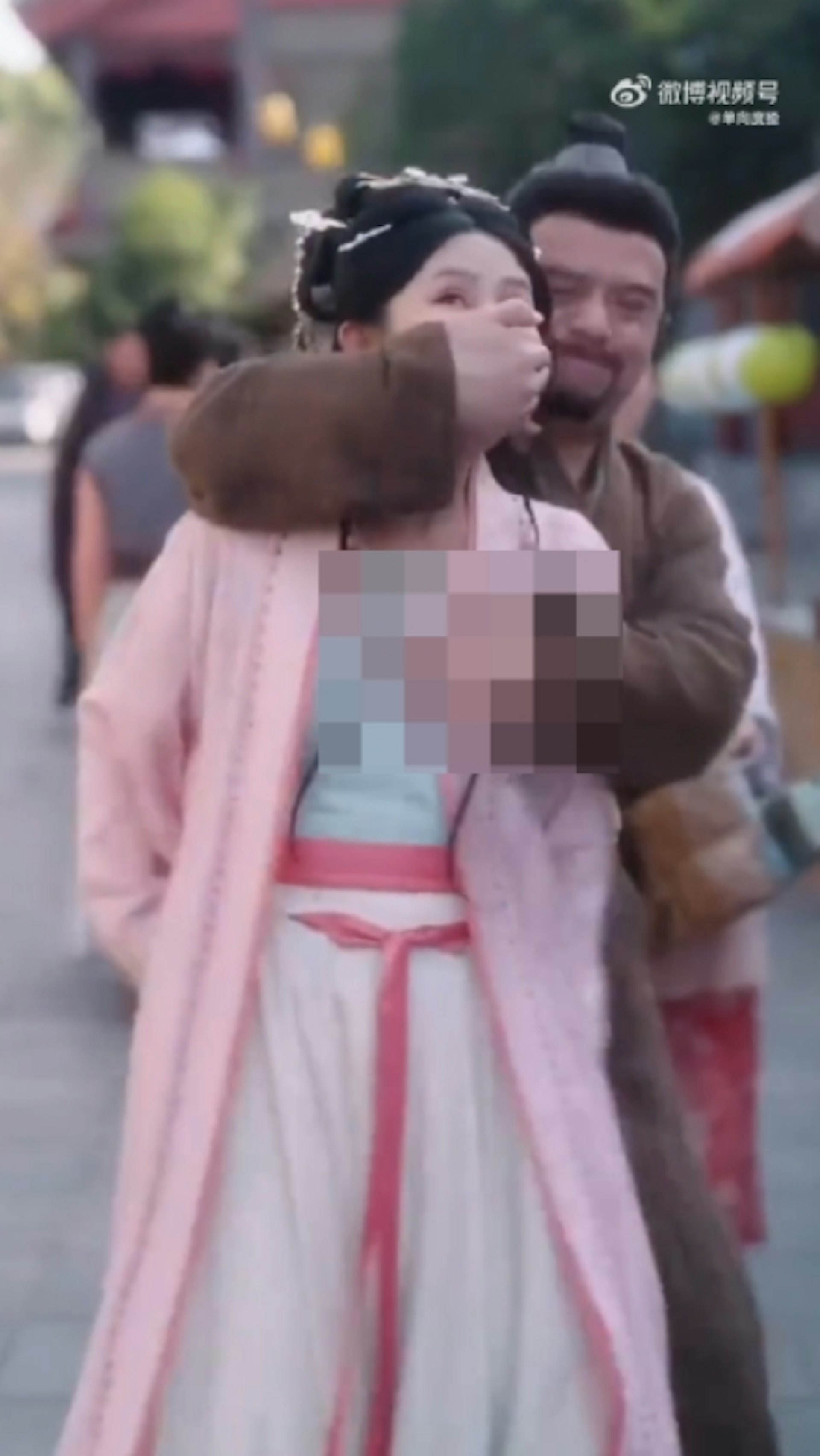 内地热播短剧男演员疑似「揩油袭胸」。(《重回被换子之前,侯府主母赢麻了》截图)