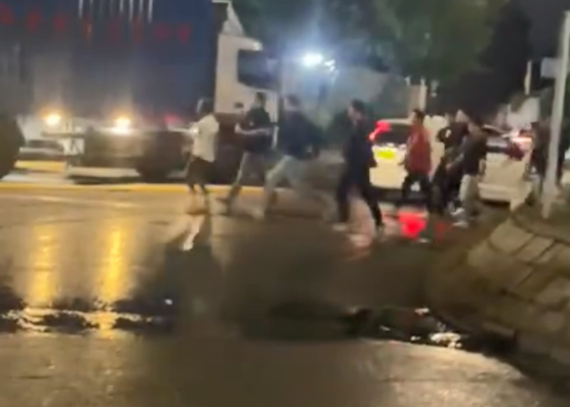 流浮山海鮮漁村對開迴旋處昨晚(25日)有多人混戰,在馬路推撞拉扯,有人被推跌,倒臥地上。(fb/香港突發事故報料區及討論區 Kwan Wan Cheung Captain)