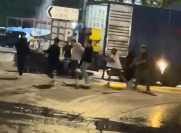 有兩名男子被追打。（fb／香港突發事故報料區及討論區 Kwan Wan Cheung Captain）