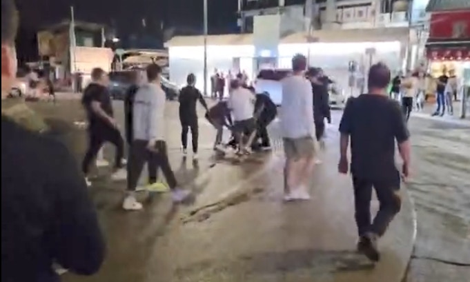 流浮山海鮮漁村對開迴旋處昨晚（25日）有多人混戰，在馬路推撞拉扯，有人被推跌，倒臥地上。（fb／香港突發事故報料區及討論區 Kwan Wan Cheung Captain）