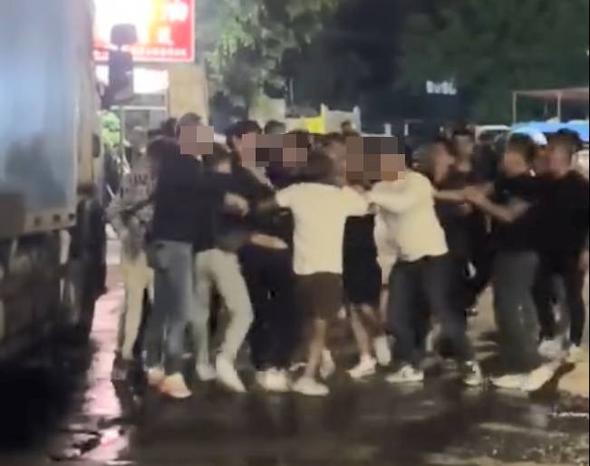 流浮山海鮮漁村對開迴旋處昨晚（25日）有多人混戰打鬥，數十人在馬路推撞拉扯，其中有人被用手肘打背脊。（fb／香港突發事故報料區及討論區 Kwan Wan Cheung Captain）