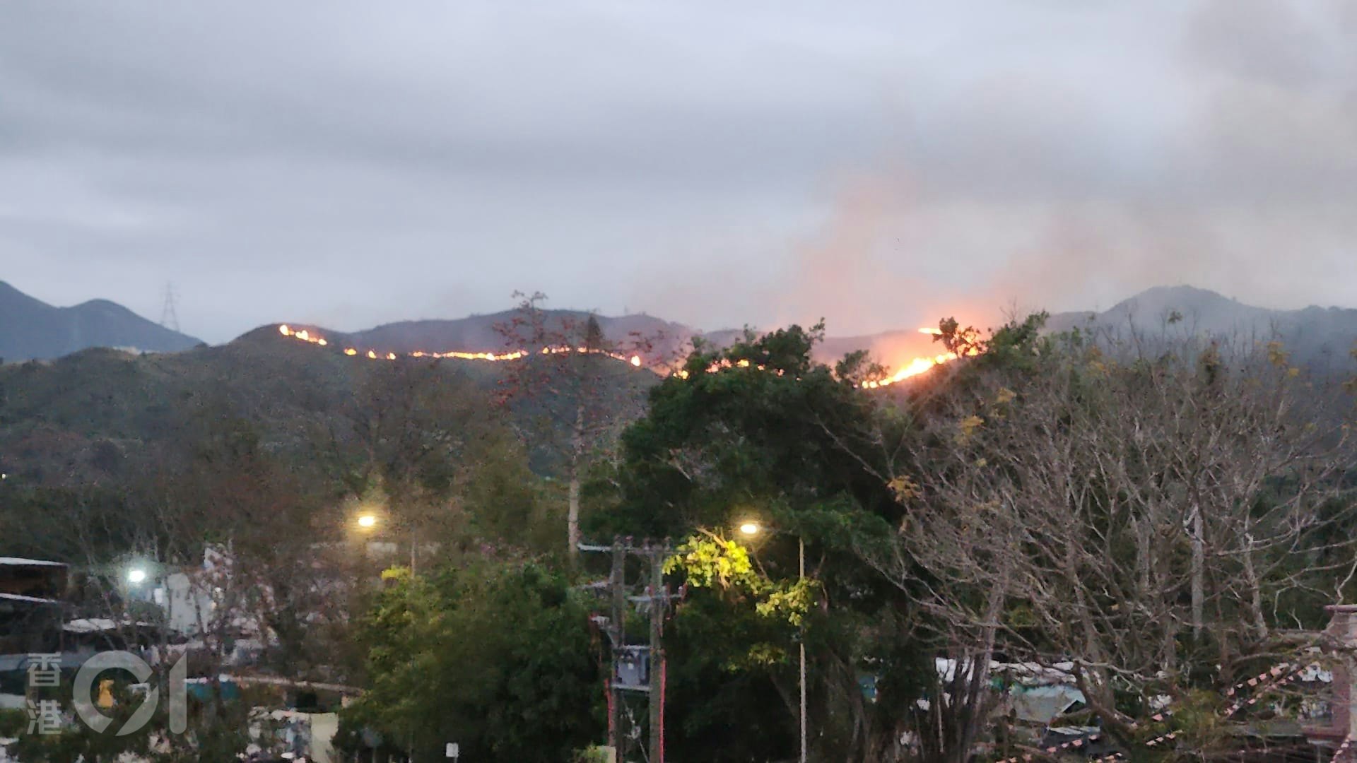 涉事山頭出現「火龍」,火光熊熊,火勢猛烈,並冒起濃煙。(讀者提供) 涉事山頭出現「火龍」,火光熊熊,火勢猛烈,並冒起濃煙。(讀者提供)