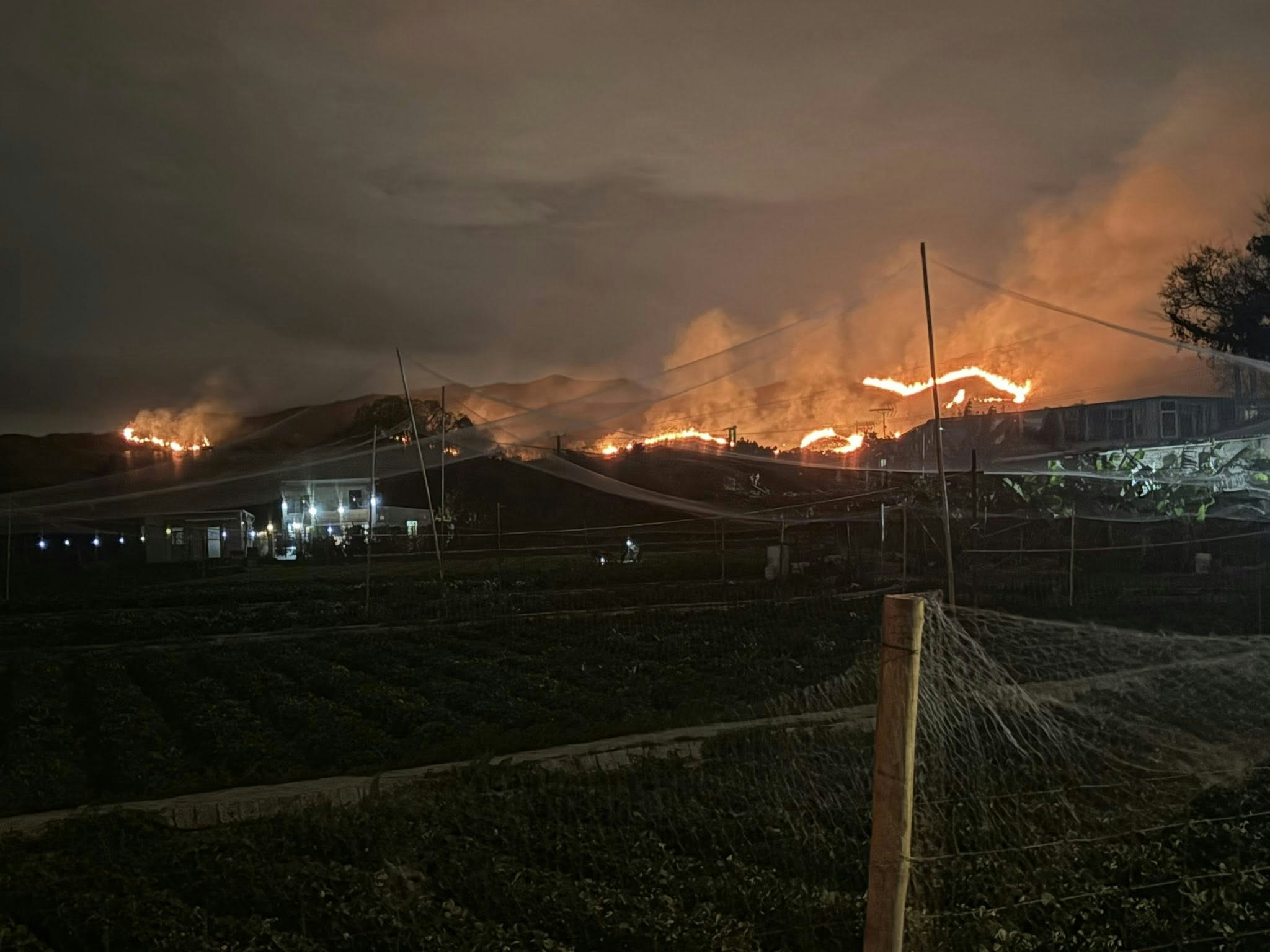 涉事山頭出現兩條「火龍」,火光熊熊,火勢猛烈,並冒起濃煙。(fb/ 北區之友 Friends of North District (上水、粉嶺、沙頭角和打鼓嶺) 鄧美貞) 涉事山頭出現兩條「火龍」,火光熊熊,火勢猛烈,並冒起濃煙。(fb/ 北區之友 Friends of North District (上水、粉嶺、沙頭角和打鼓嶺) 鄧美貞)