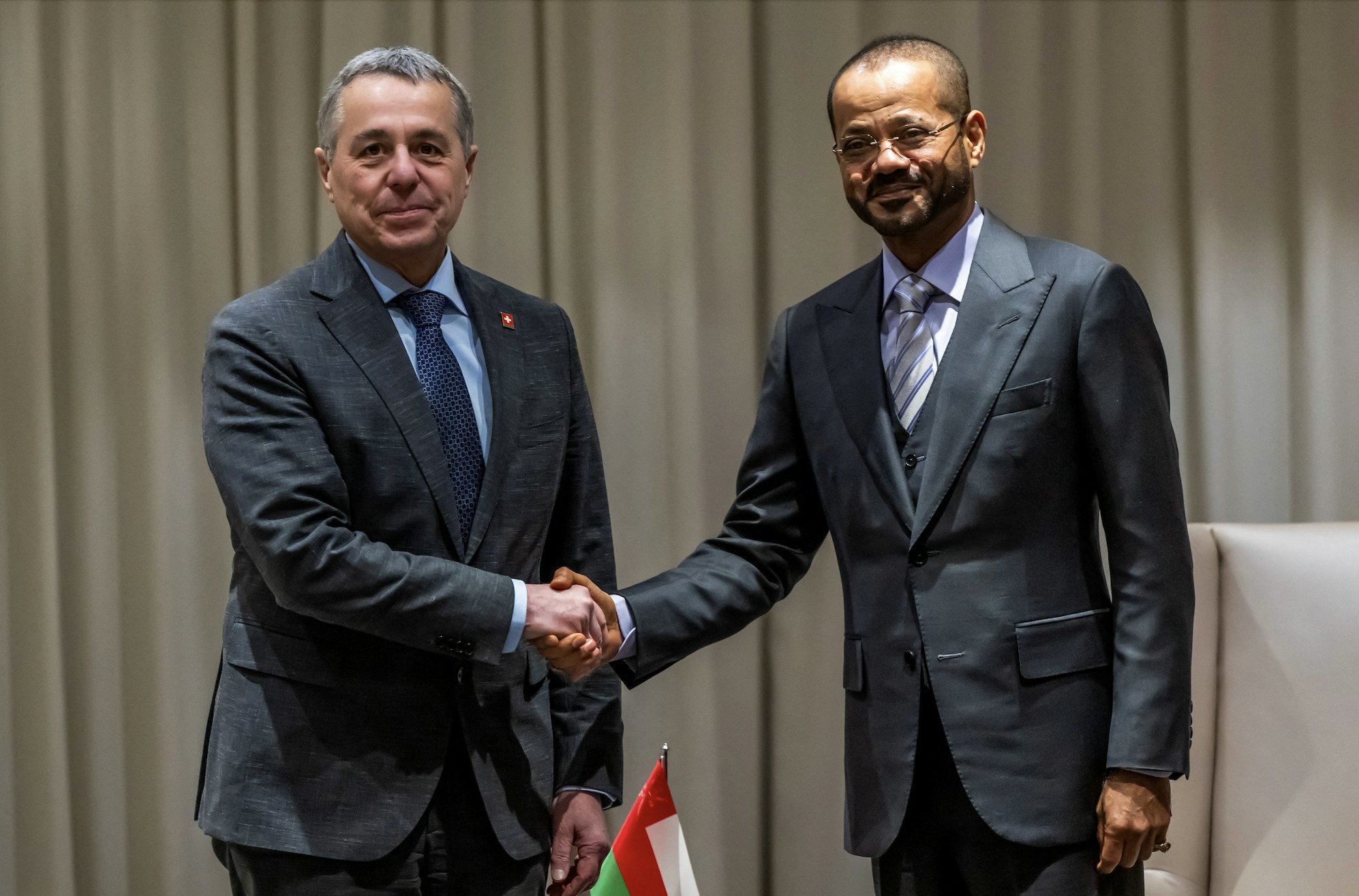 阿曼外交部長巴德爾（Badr al-Busaidi，右）2月26日晚在X平台發文，指美國和伊朗當天在日內瓦舉行的第三輪間接談判已經結束。（Reuters）