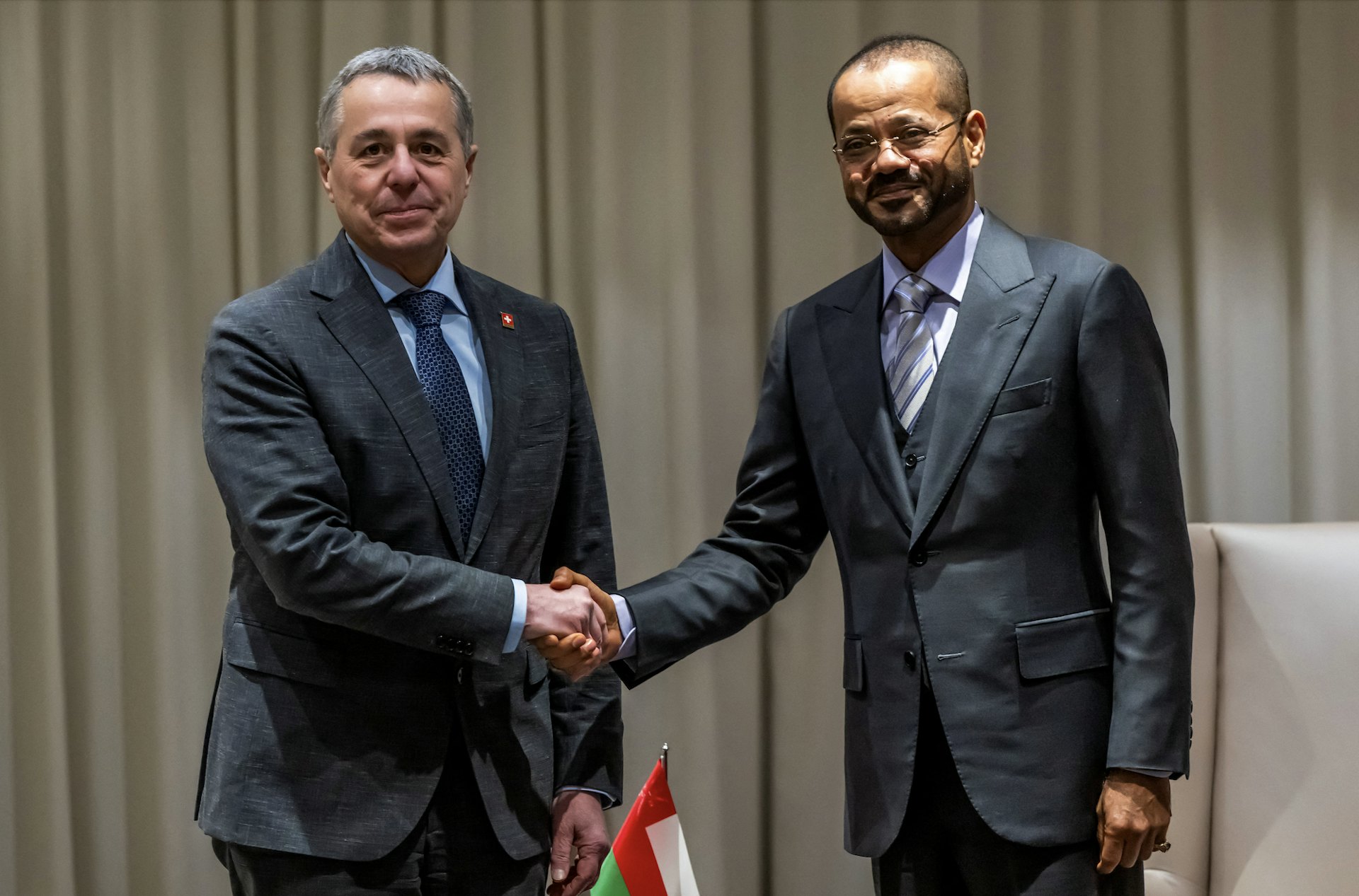 阿曼外交部長巴德爾(Badr al-Busaidi,右)2月26日晚在X平台發文,指美國和伊朗當天在日內瓦舉行的第三輪間接談判已經結束。(Reuters) 阿曼外交部長巴德爾(Badr al-Busaidi,右)2月26日晚在X平台發文,指美國和伊朗當天在日內瓦舉行的第三輪間接談判已經結束。(Reuters)