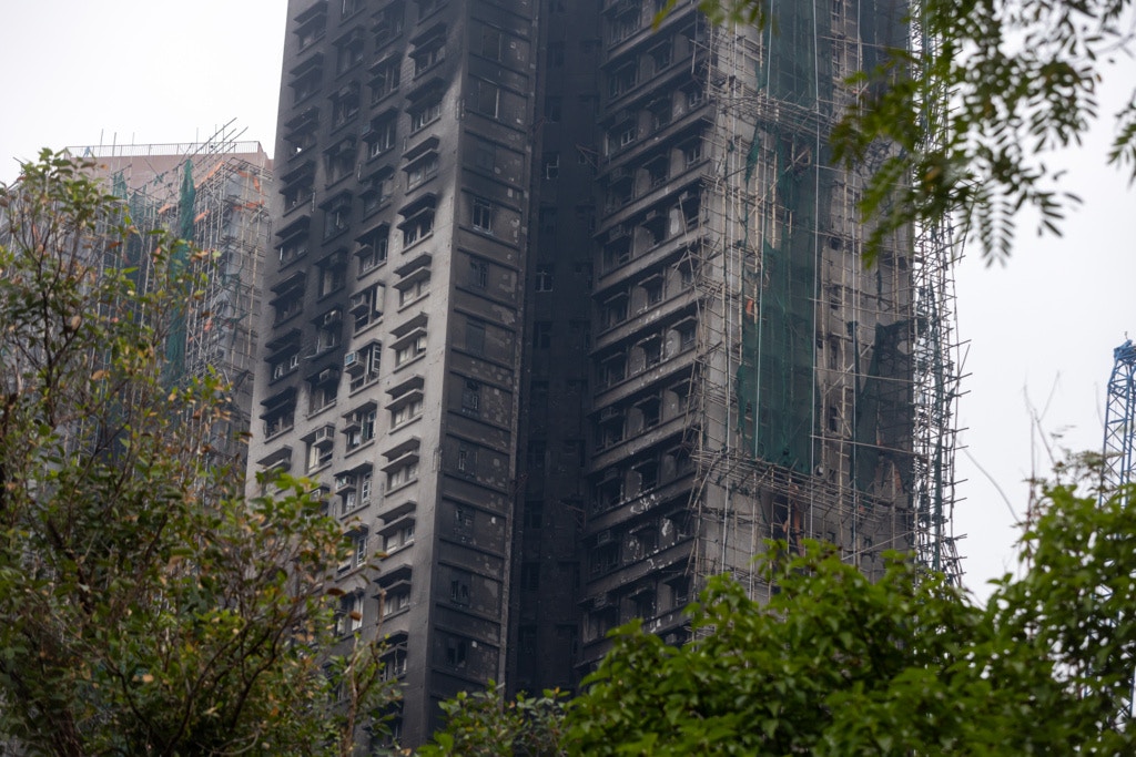 宏福苑2025年11月26日發生火災後，近日有工人入內進行加建工程。(資料圖片)