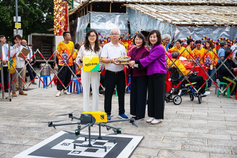 （左起）Keeta Drone香港业务负责人闫琰、汀角村村长李润喜、大埔及北区福利专员冯曼瑜、香港青少年服务处总干事李婉心。（美团图片）