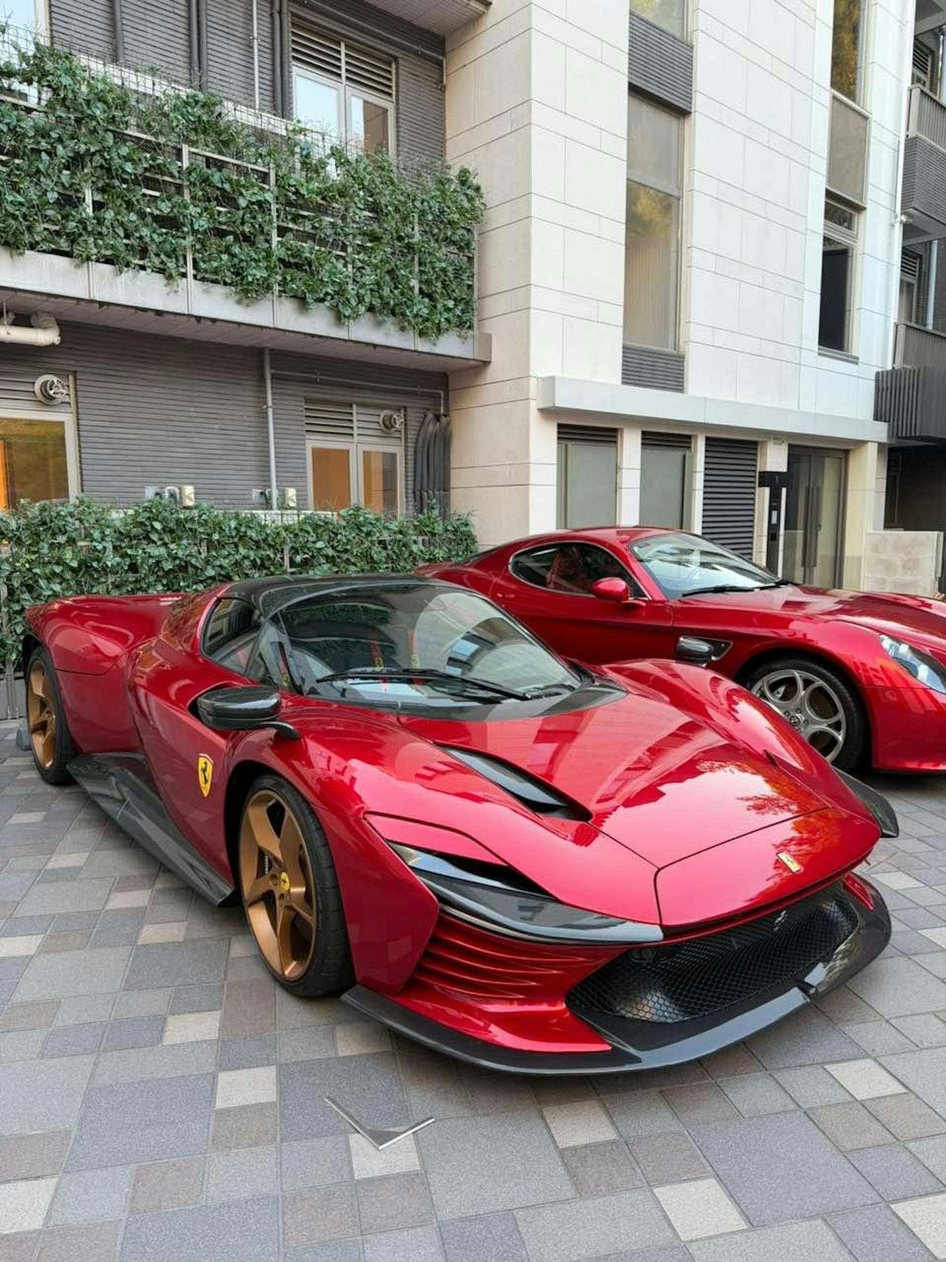 部法拉利Daytona SP3,全球限量仅599部,原厂新车定价约225万美元(约1,755万港元),曾有特别慈善拍卖版创下2,600万美元天价(折合逾2亿港元)。早前马生更借出给五索在MV中使用。(IG@5kidsokma)