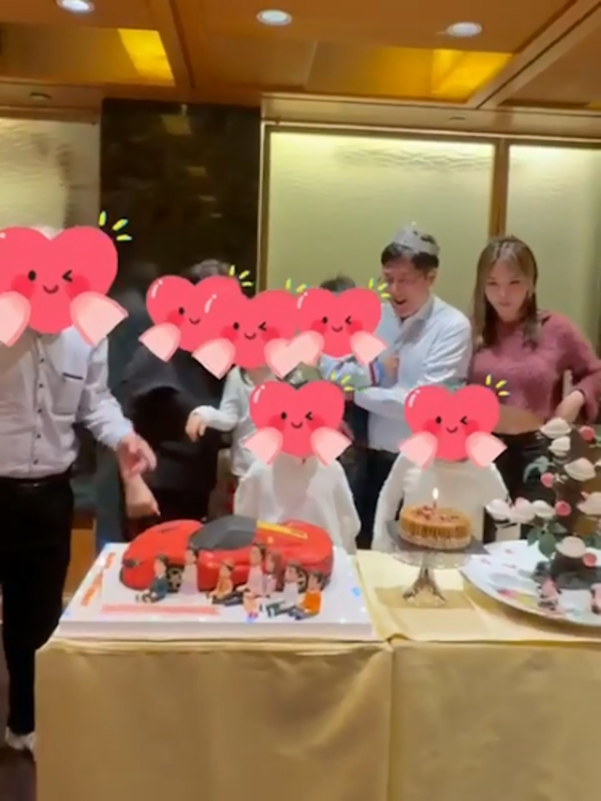 马生抱着小朋友、五索和在场的人一起唱生日歌,马生全程面露笑容十分高兴、更疑似看到五索双亲在场。(IG@5kidsokma)