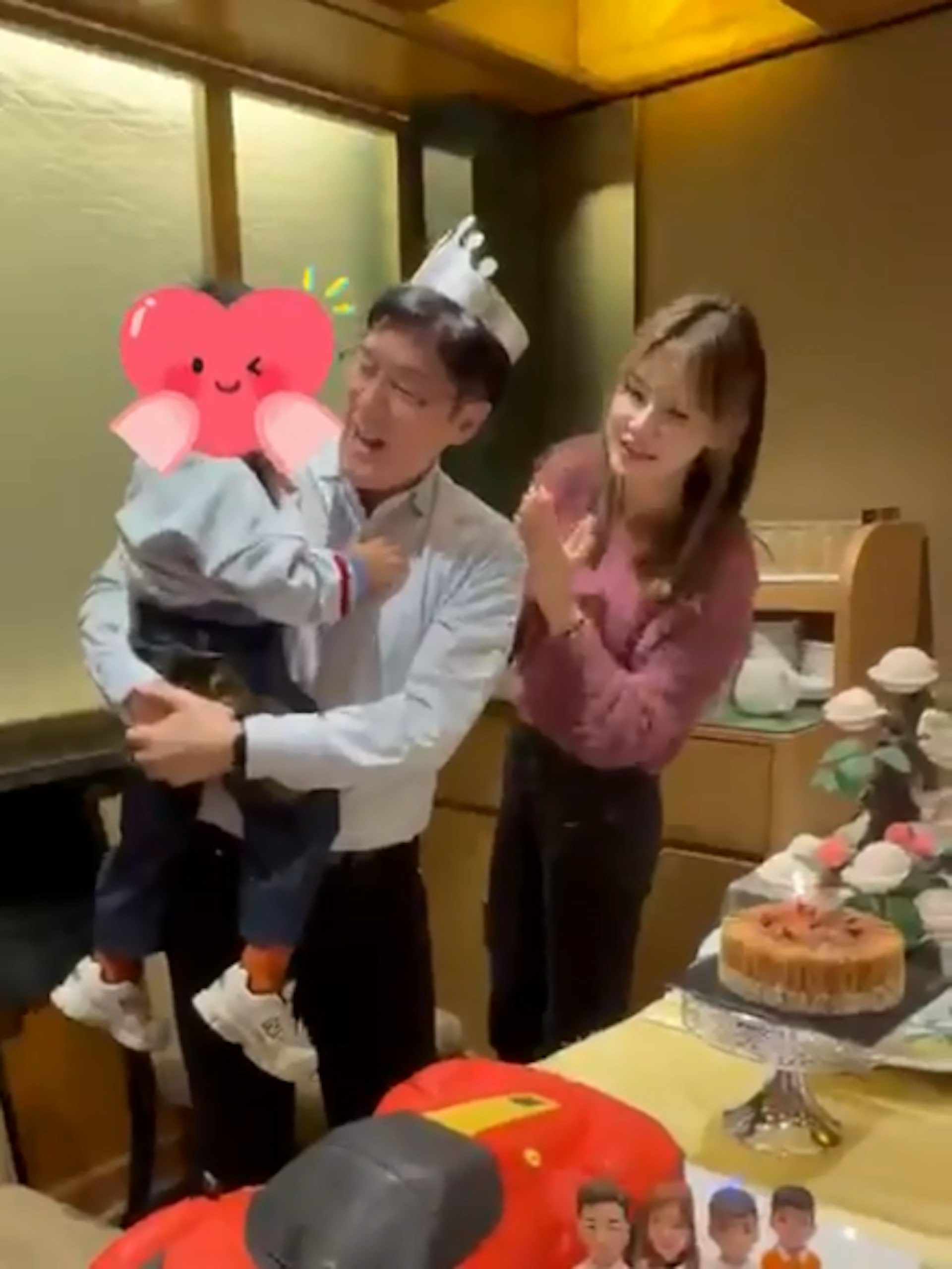 五索率一众子女和马生庆祝生日。(IG@5kidsokma)