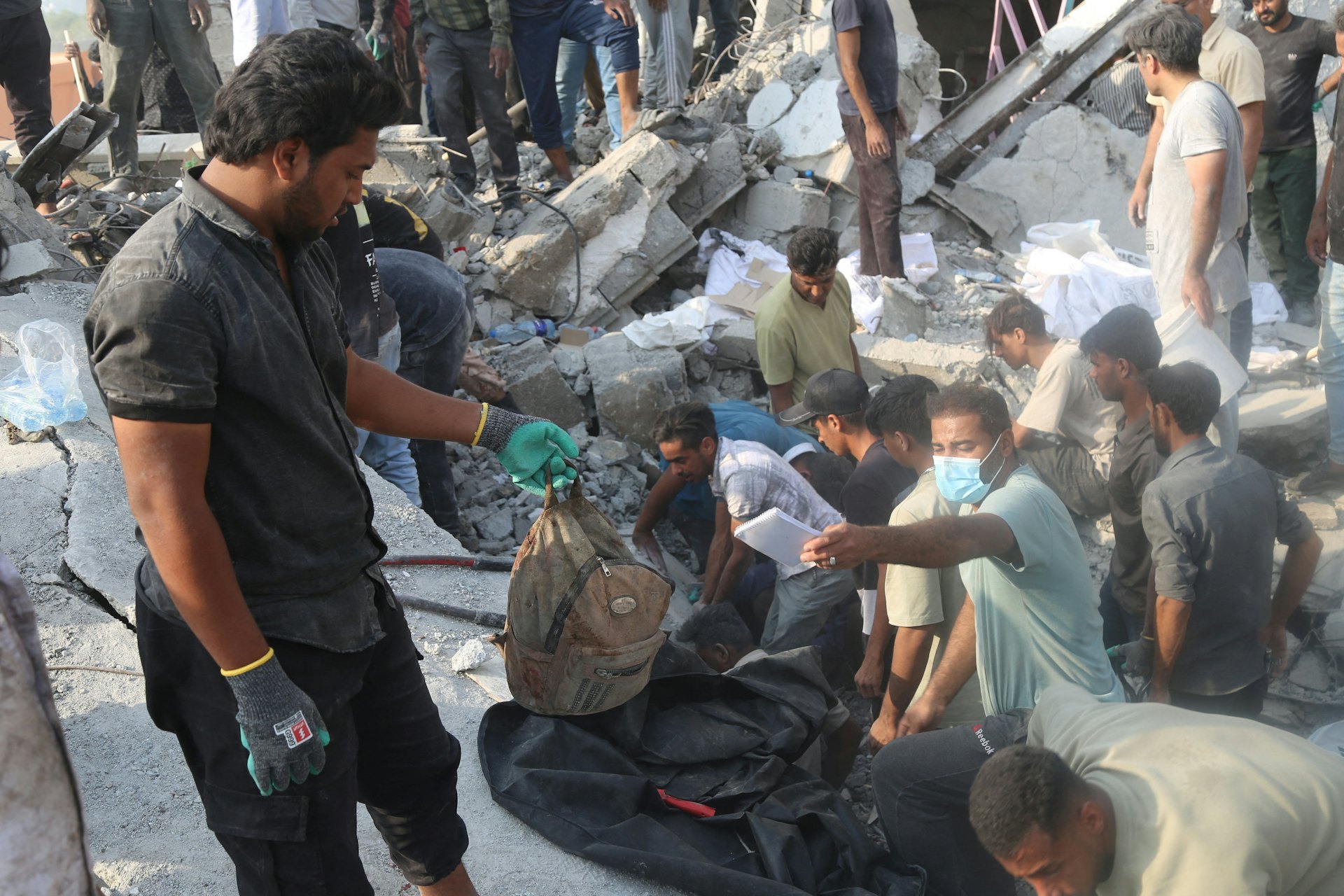 2026年2月28日,美國、以色列與伊朗爆發衝突期間,伊朗米納布一間學校遇襲造成多名學童死傷,民眾及救援人員在現場展開救援工作。(Reuters) 2026年2月28日,美國、以色列與伊朗爆發衝突期間,伊朗米納布一間學校遇襲造成多名學童死傷,民眾及救援人員在現場展開救援工作。(Reuters)