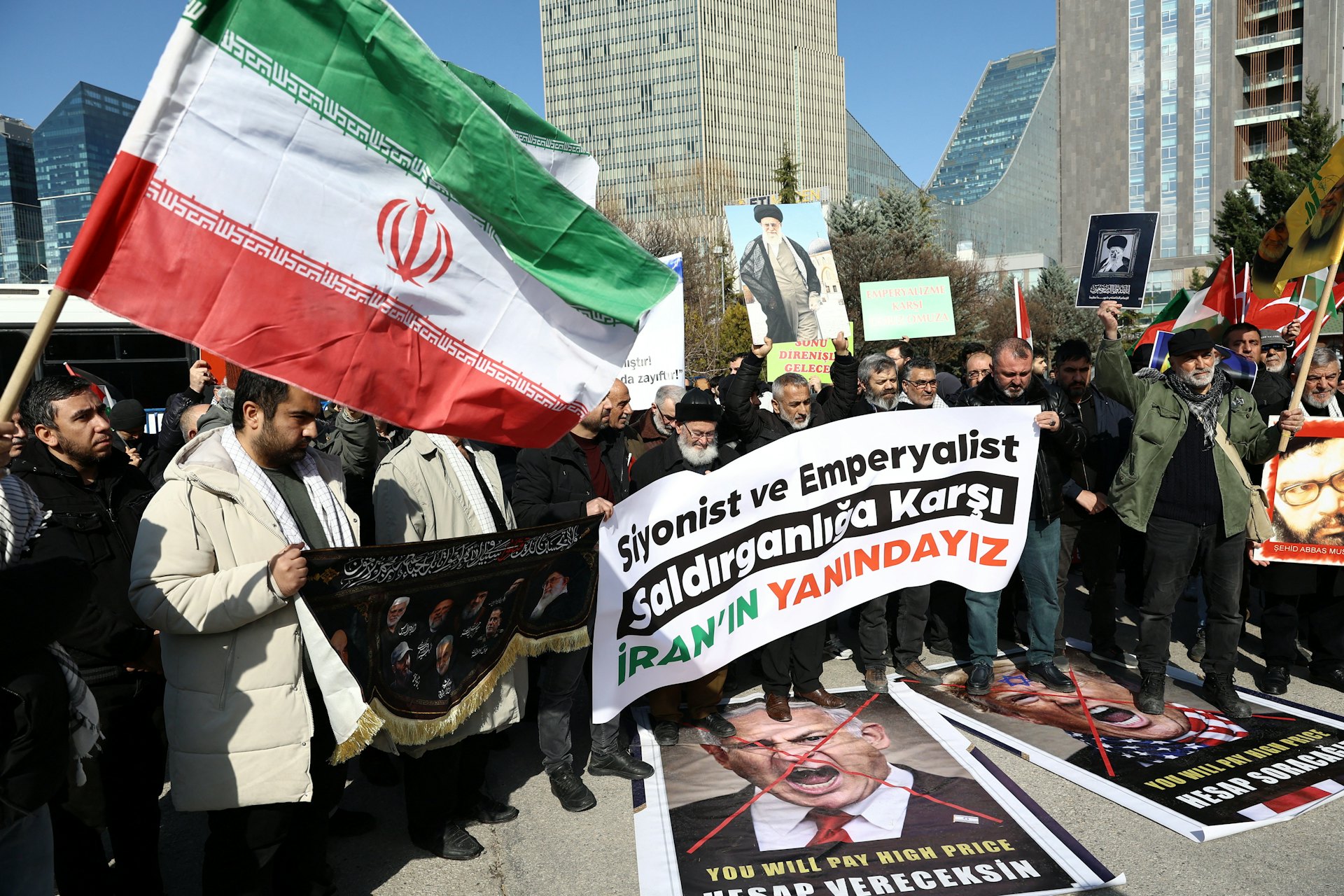 圖為2026年3月1日,在土耳其安卡拉的美國大使館外,支持伊朗的示威者集會,踩踏以色列總理內塔尼亞胡(Benjamin Netanyahu)和美國總統特朗普(Donald Trump)的肖像。(Reuters)