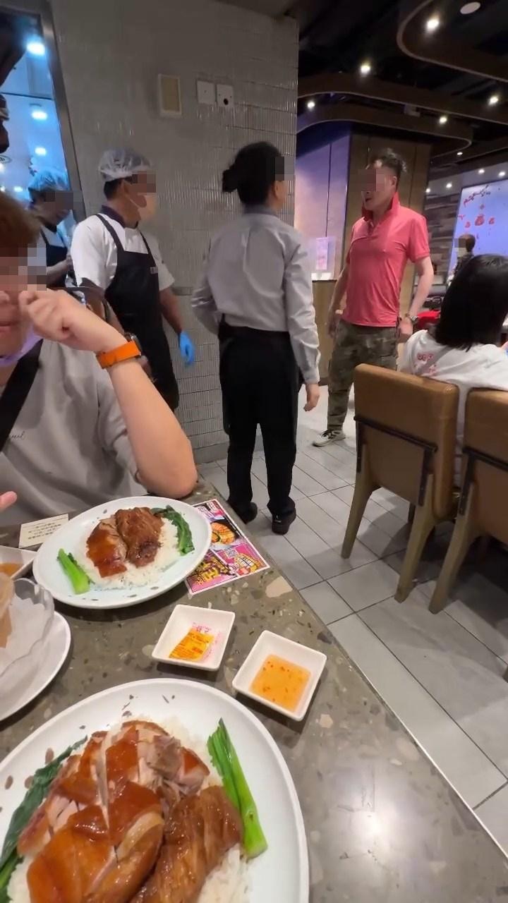 本港社交平台Threads瘋傳影片，太興某分店內有1名大叔顧客不滿廚房男員工「污糟邋遢」走出廚房，不斷「爆粗」指罵。（Threads@for_i1to28）
