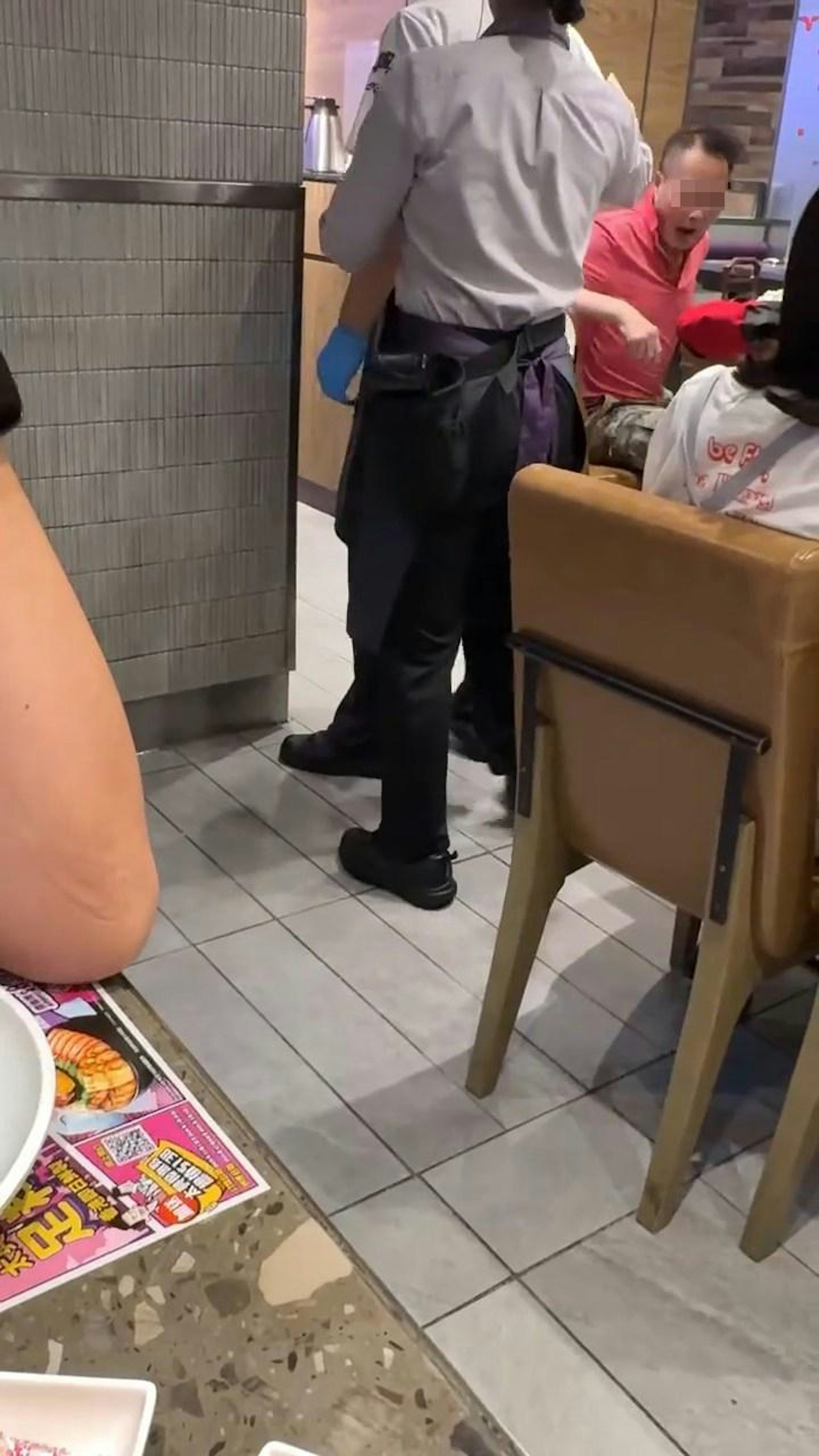 穿粉色上衣大叔斥責1名廚房男員工「污糟邋遢」。(Threads@for_i1to28)