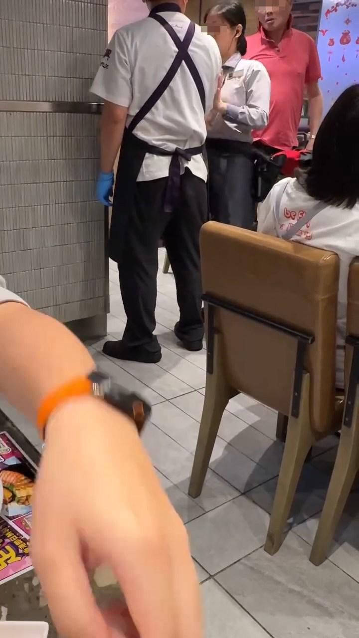 穿粉色上衣大叔斥責1名廚房男員工「污糟邋遢」。（Threads@for_i1to28）