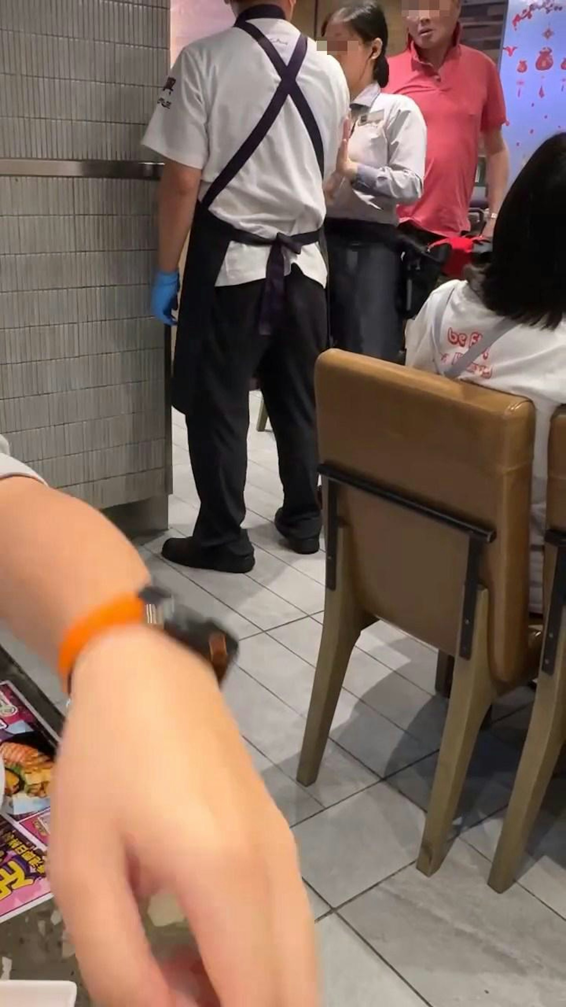 穿粉色上衣大叔斥責1名廚房男員工「污糟邋遢」。(Threads@for_i1to28)