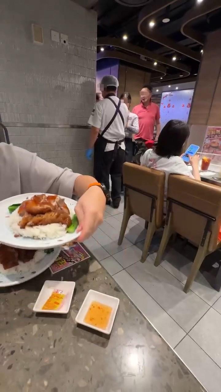穿粉色上衣大叔斥責1名廚房男員工「污糟邋遢」。（Threads@for_i1to28）