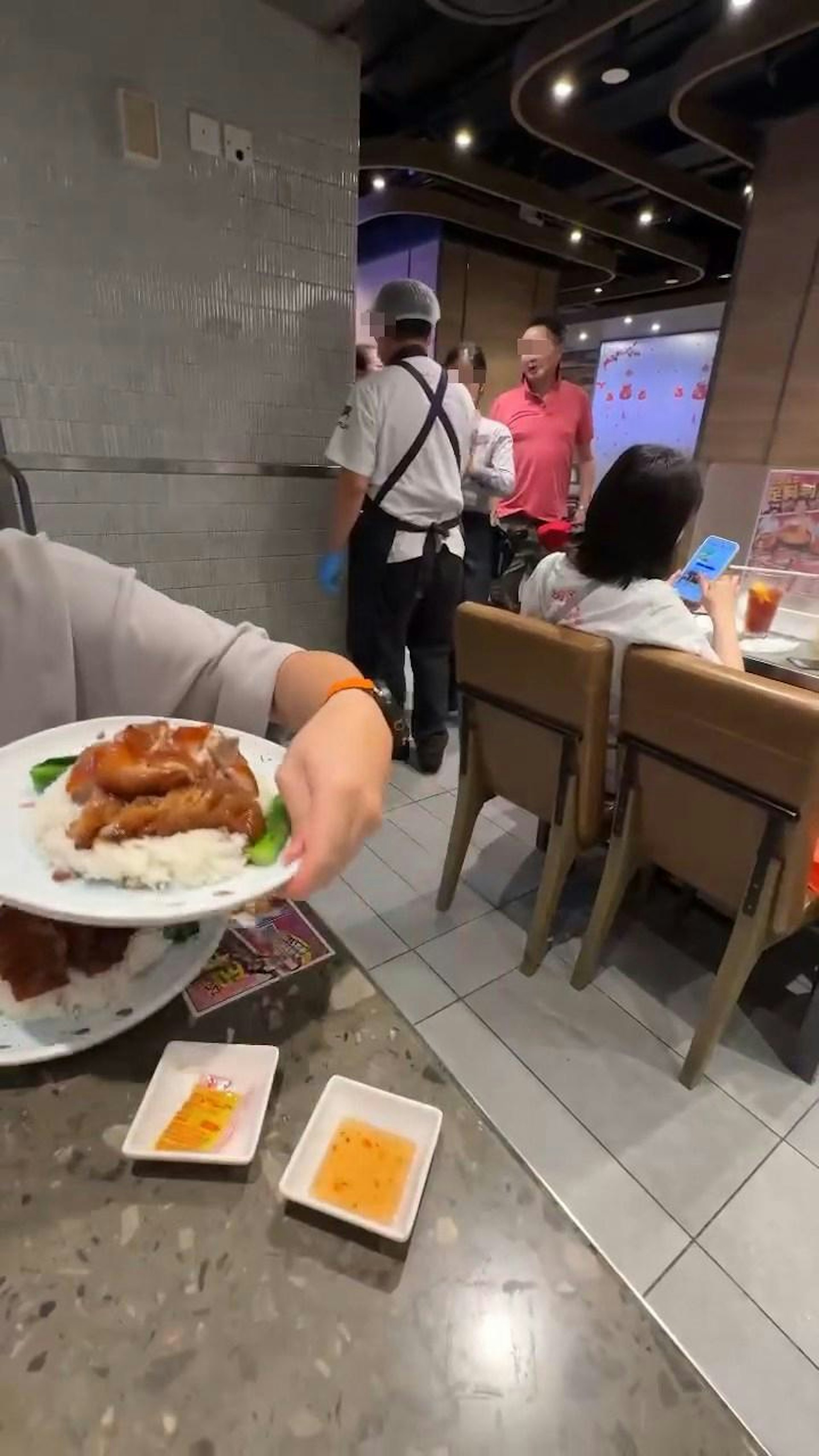 穿粉色上衣大叔斥責1名廚房男員工「污糟邋遢」。(Threads@for_i1to28)