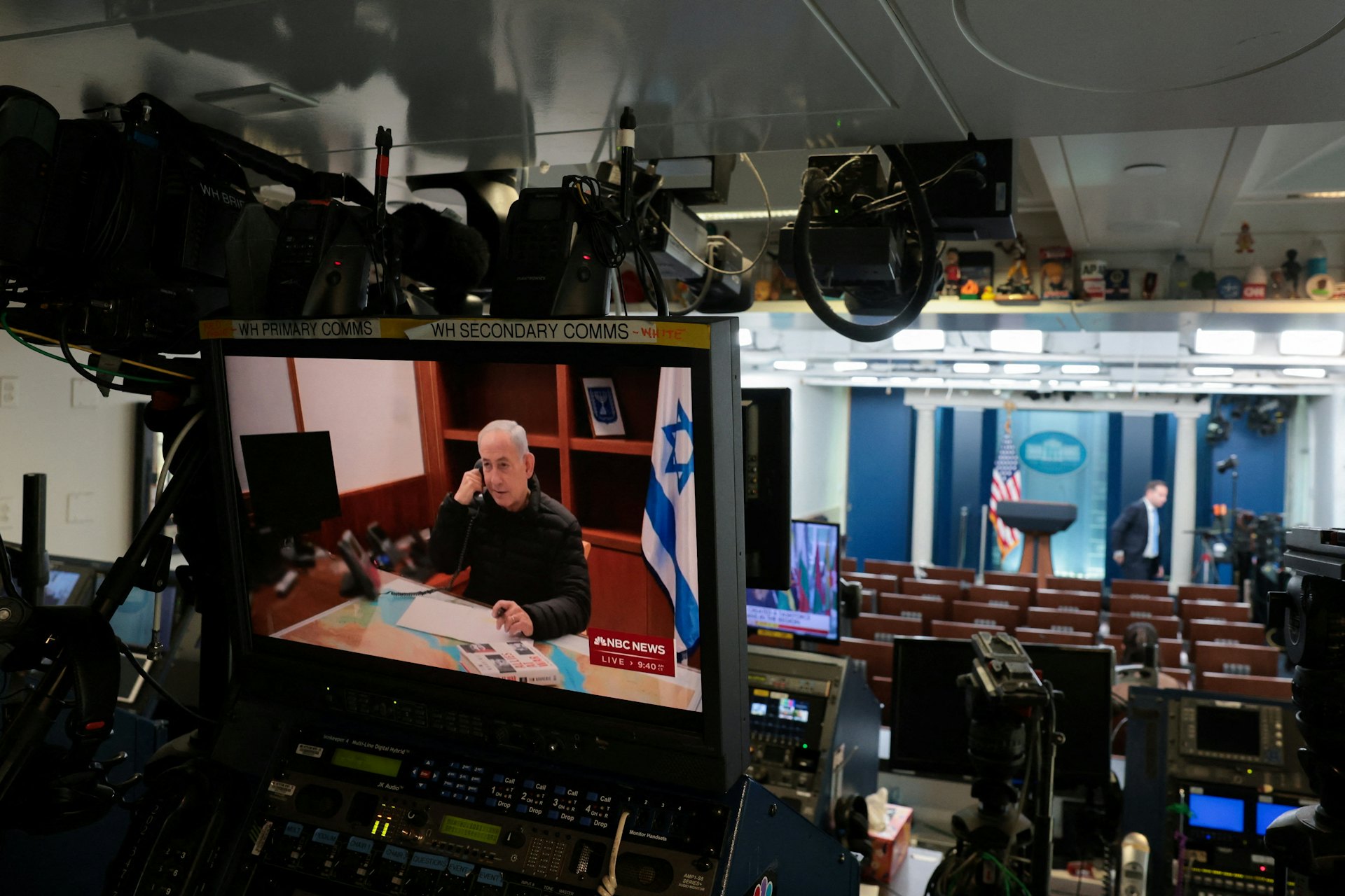2026年2月28日,美國和以色列聯合襲擊伊朗當天,美國總統特朗普正在佛羅裡達州棕櫚灘的海湖莊園度假。電視螢幕上顯示,以色列總理內塔尼亞胡出現在空蕩蕩的白宮新聞發布室。(Reuters)