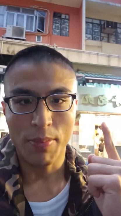 網紅「劉馬車」（原名劉駿軒）到九記牛腩「踩場」找老闆潘國興對質，指控「黑店」食物質素差，直斥是「香港飲食界之恥」。（YouTube@劉馬車）