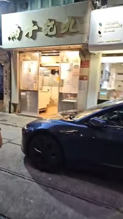 劉馬車直播到上環九記牛腩踩場。（YouTube@劉馬車）