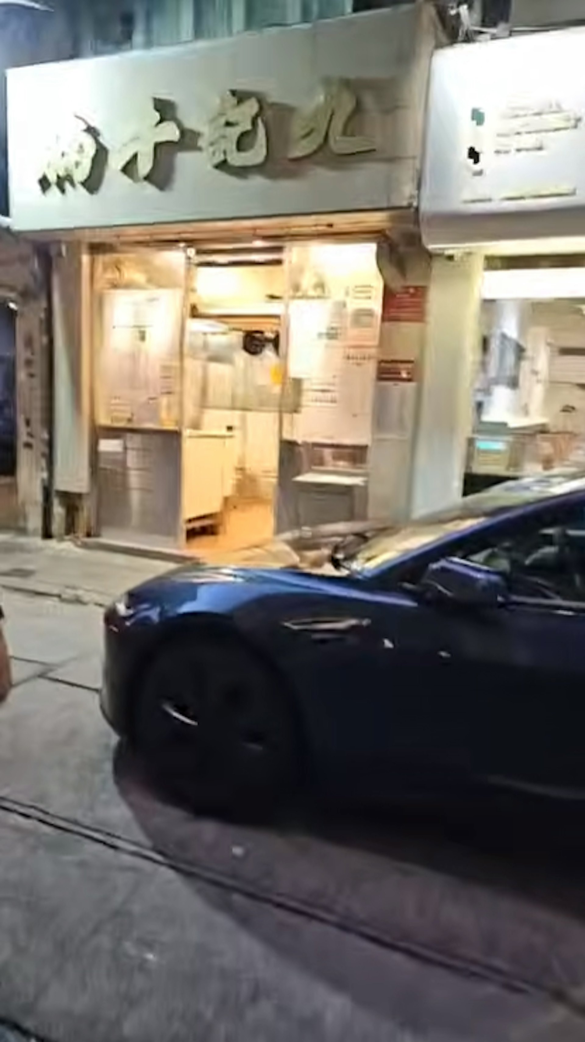 劉馬車直播到上環九記牛腩踩場。(YouTube@劉馬車)