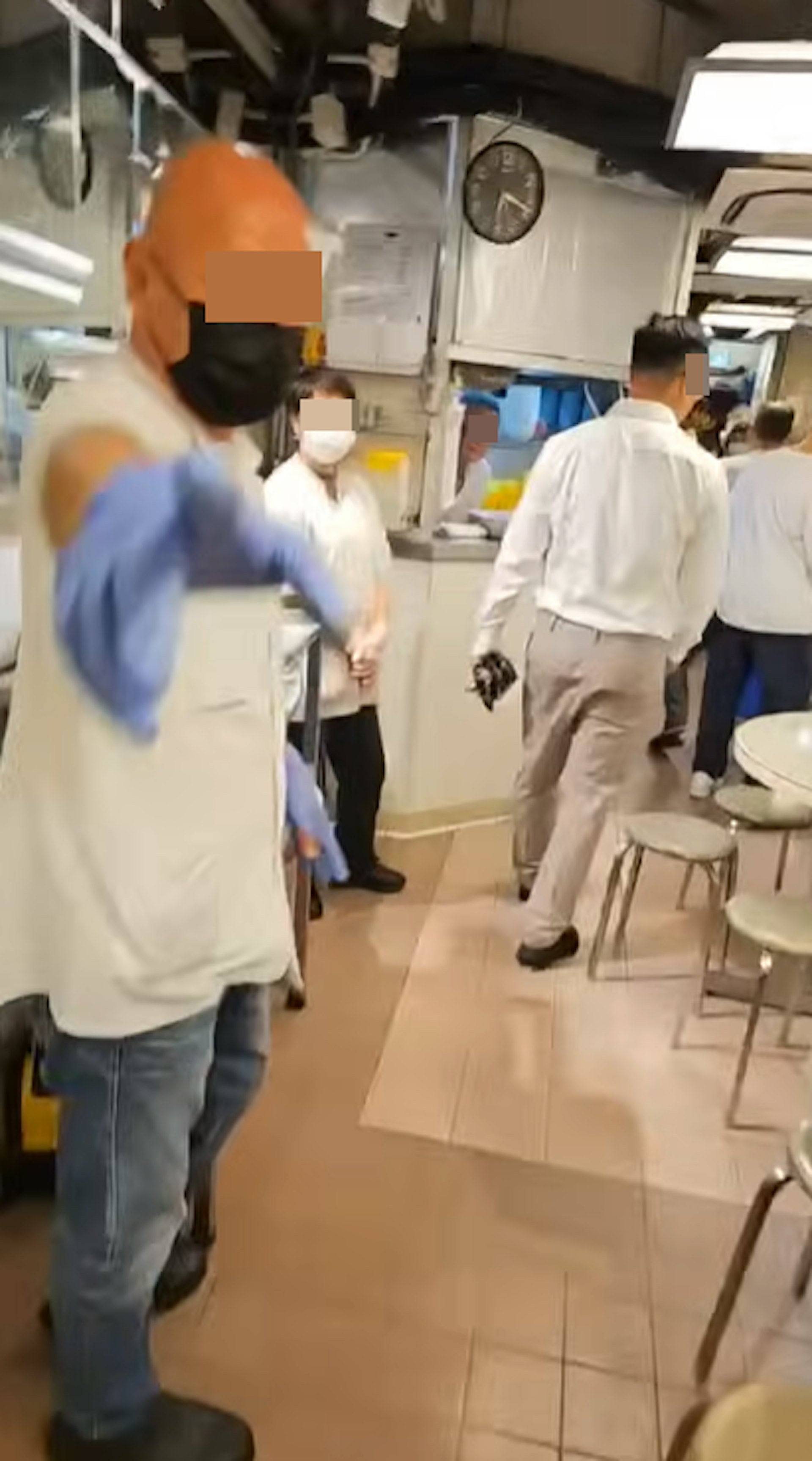 劉馬車直播到上環九記牛腩踩場。(YouTube@劉馬車)