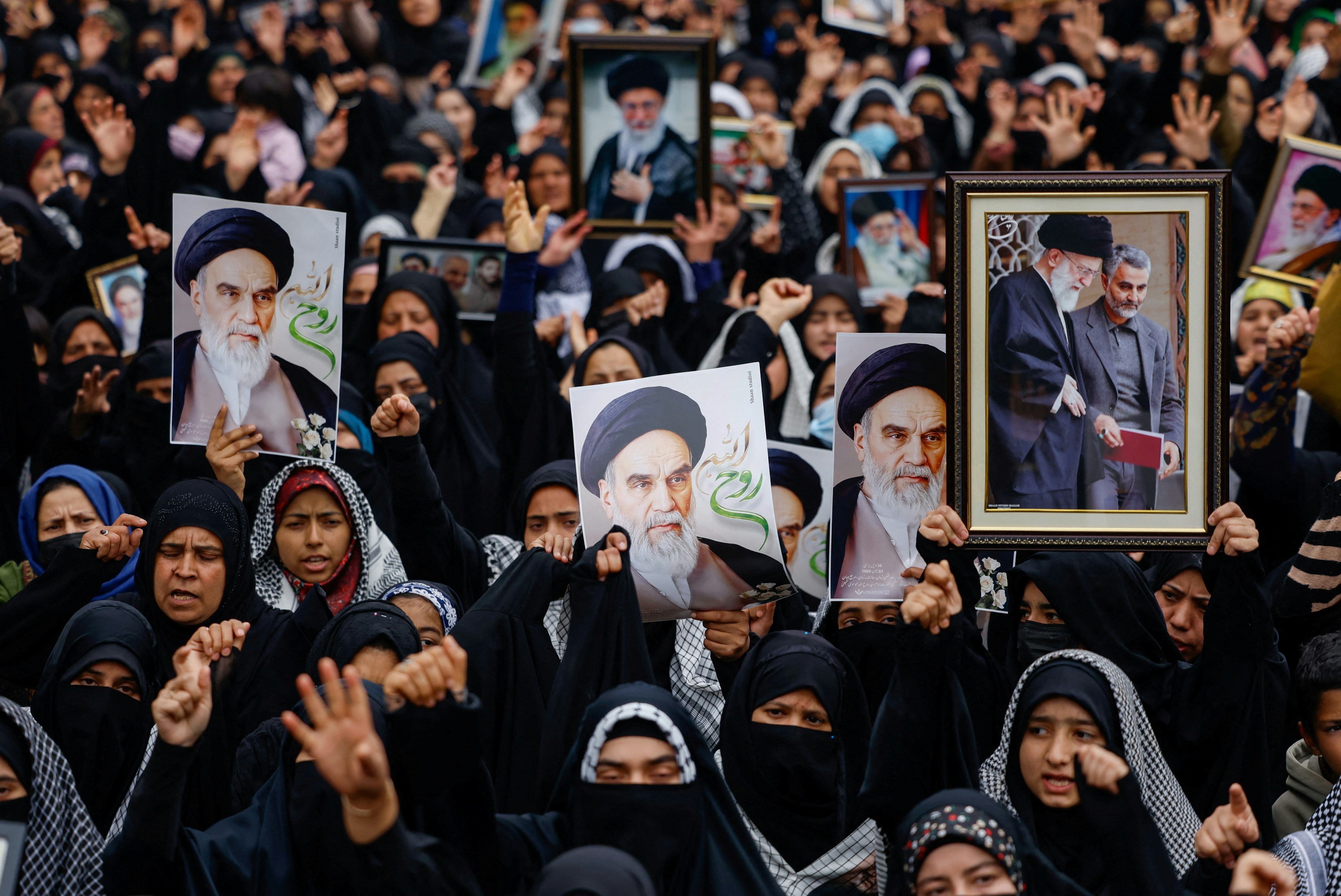 圖為2026年3月4日，在印控克什米爾（Kashmir），什葉派穆斯林婦女集會高喊反美反以口號，並悼念已故伊朗最高領袖哈梅內伊（Ayatollah Ali Khamenei）。（Reuters）