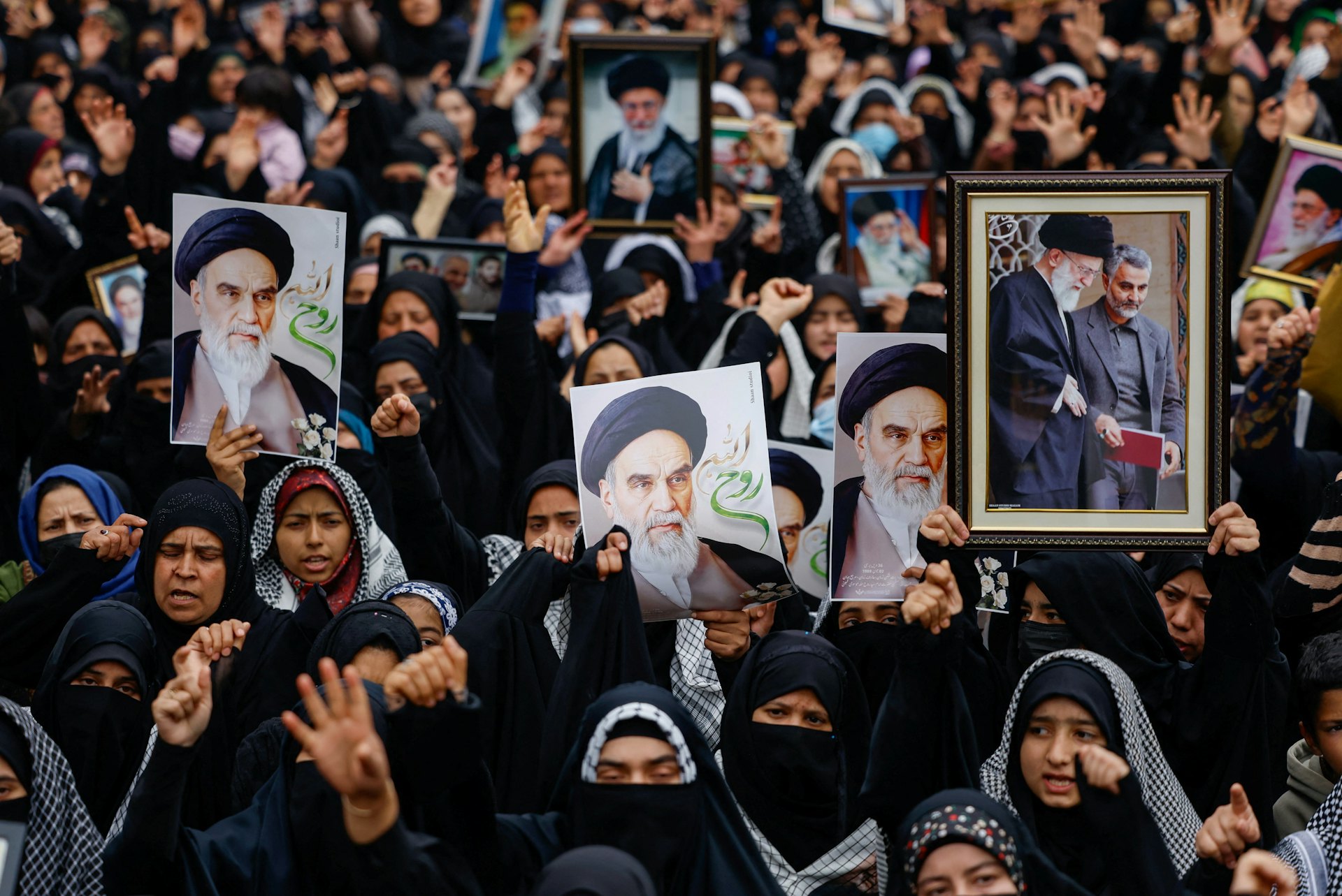 圖為2026年3月4日,在印控克什米爾(Kashmir),什葉派穆斯林婦女集會高喊反美反以口號,並悼念已故伊朗最高領袖哈梅內伊(Ayatollah Ali Khamenei)。(Reuters) 圖為2026年3月4日,在印控克什米爾(Kashmir),什葉派穆斯林婦女集會高喊反美反以口號,並悼念已故伊朗最高領袖哈梅內伊(Ayatollah Ali Khamenei)。(Reuters)