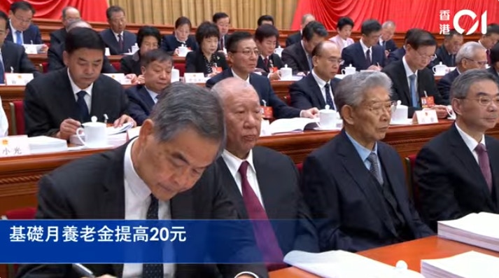 人大开幕，梁振英出席。（01直播截图）