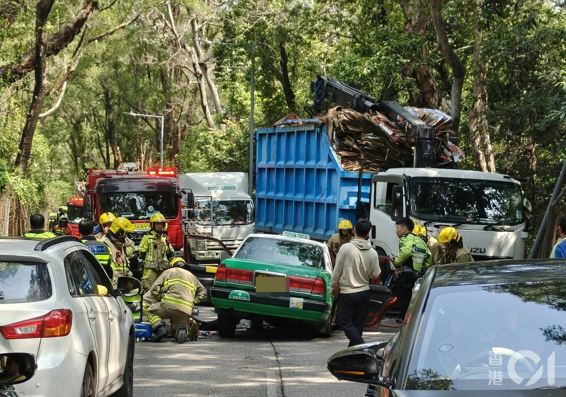 老婦由消防救出,需要進行心外壓急救。(讀者陳先生提供)