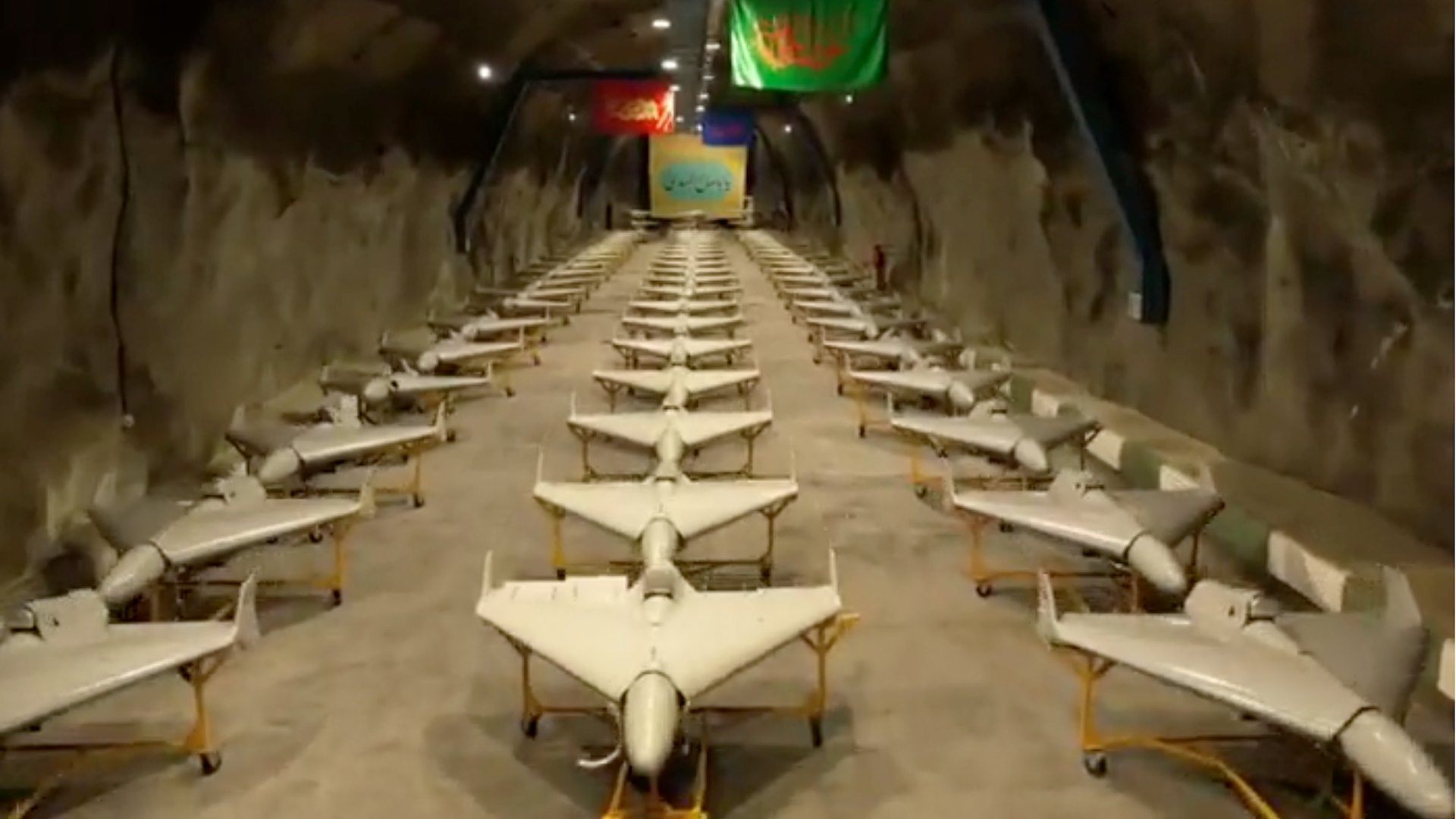 2026年3月5日,美國與以色列向伊朗發動的大規模襲擊進入第五日之際,伊朗官方媒體法斯通訊社(Fars News Agency)近日發布一條影片,片中可看見成排的無人機存放在地下隧道中,其後被安裝在火箭發射器上,以及它們近日以高速擊中海灣國家民用設施的片段。(伊朗法斯通訊社) 2026年3月5日,美國與以色列向伊朗發動的大規模襲擊進入第五日之際,伊朗官方媒體法斯通訊社(Fars News Agency)近日發布一條影片,片中可看見成排的無人機存放在地下隧道中,其後被安裝在火箭發射器上,以及它們近日以高速擊中海灣國家民用設施的片段。(伊朗法斯通訊社)