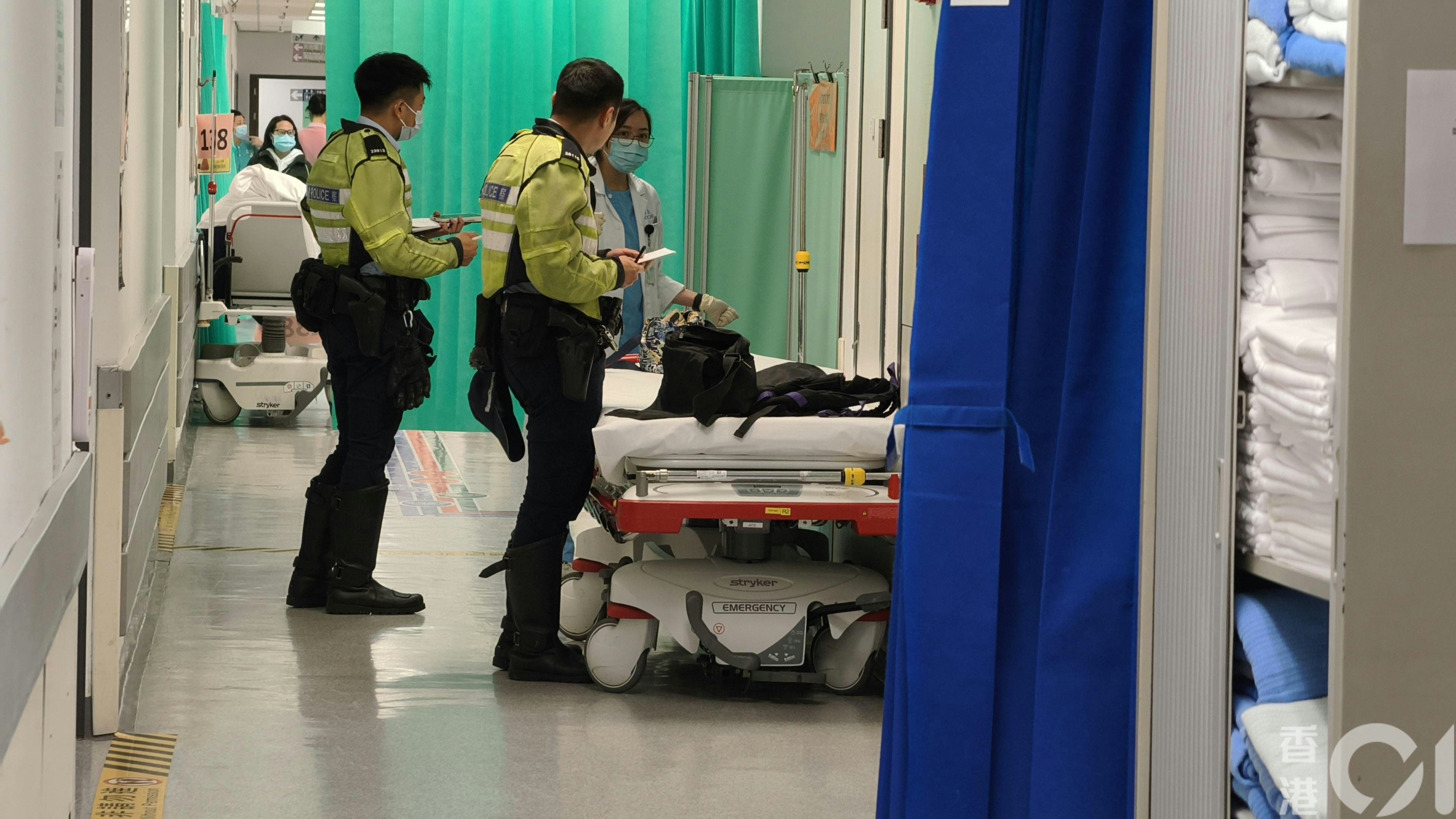 警方檢取傷者隨身物品。（黃學潤攝）