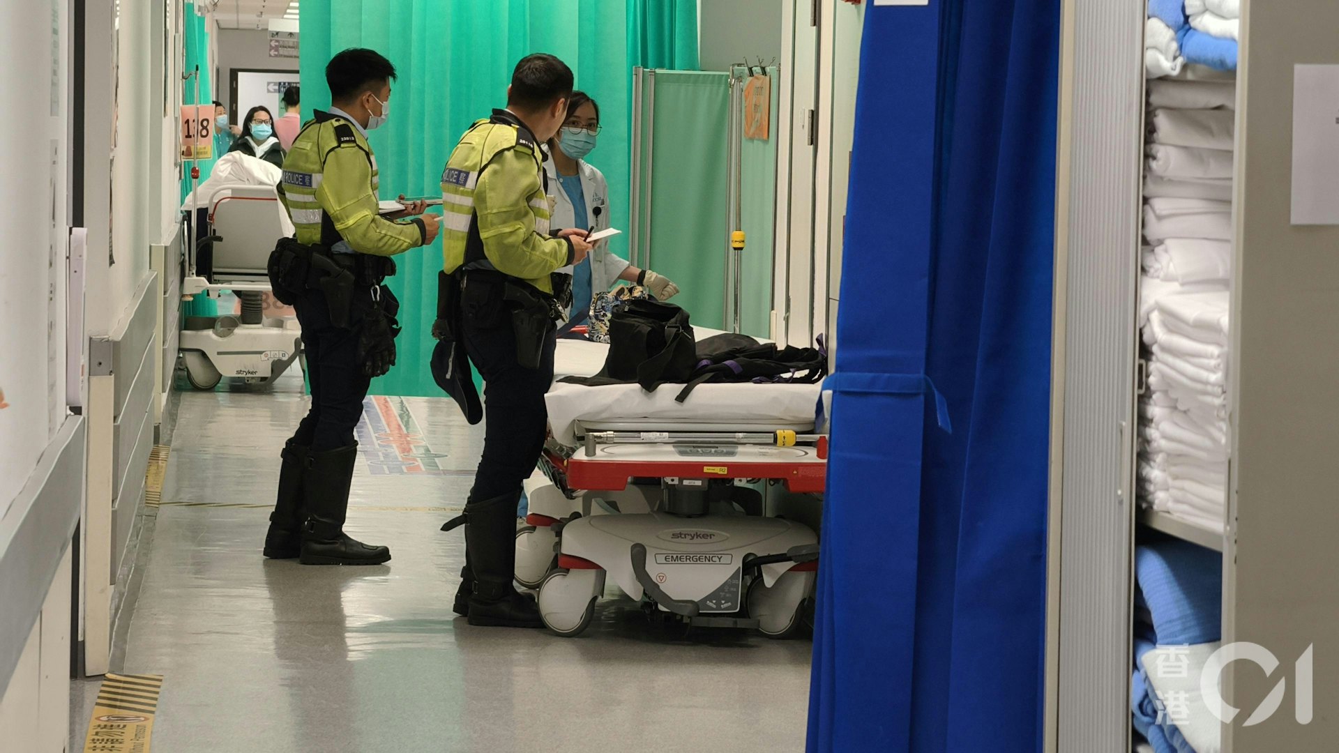 警方檢取傷者隨身物品。(黃學潤攝)