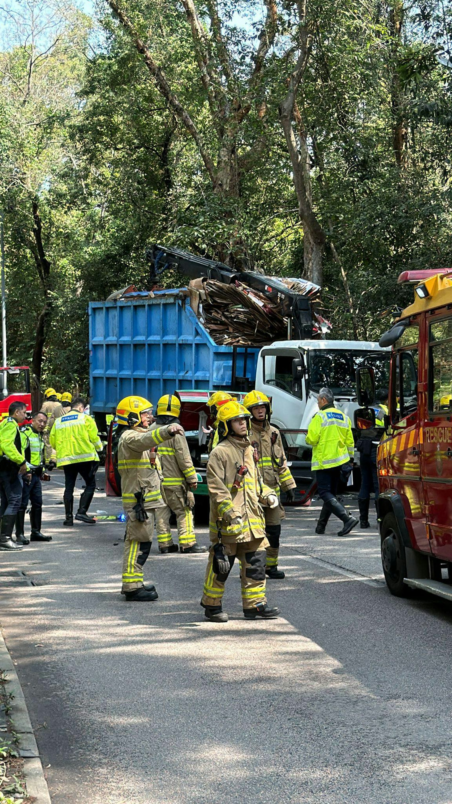 消防在場救援。(網上圖片)