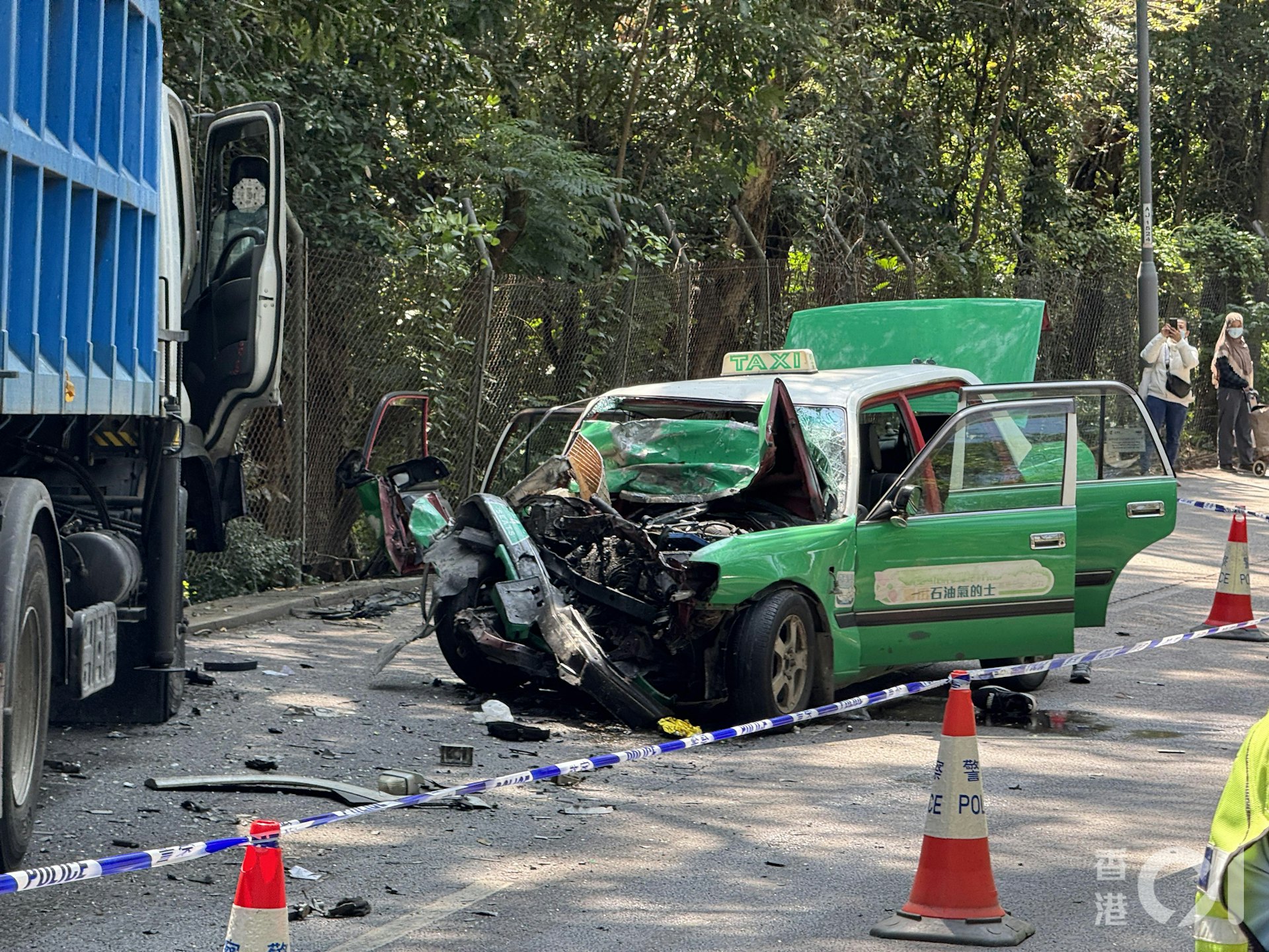 的士車頭嚴重損毀,車頭冚撞至摺起變形。(蔡正邦攝)