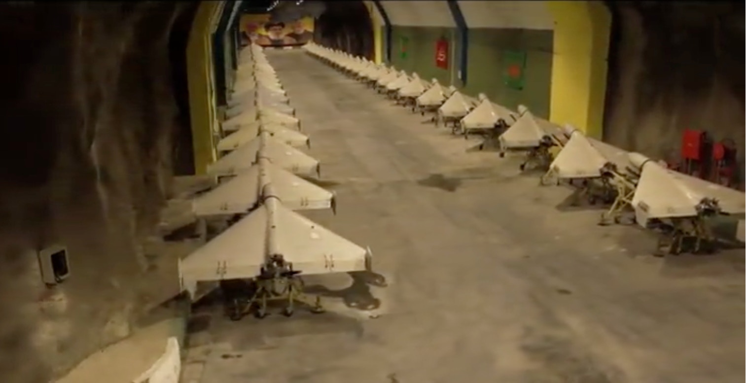2026年3月5日，美國與以色列向伊朗發動的大規模襲擊進入第五日之際，伊朗官方媒體法斯通訊社（Fars News Agency）近日發布一條影片，片中可看見成排的無人機存放在地下隧道中，其後被安裝在火箭發射器上，以及它們近日以高速擊中海灣國家民用設施的片段。（伊朗法斯通訊社）