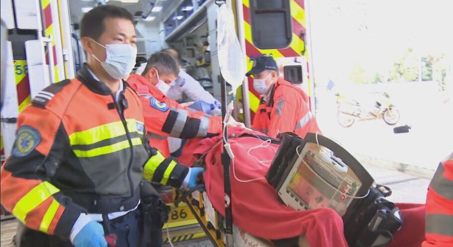 救護員為司機進行心外壓急救。