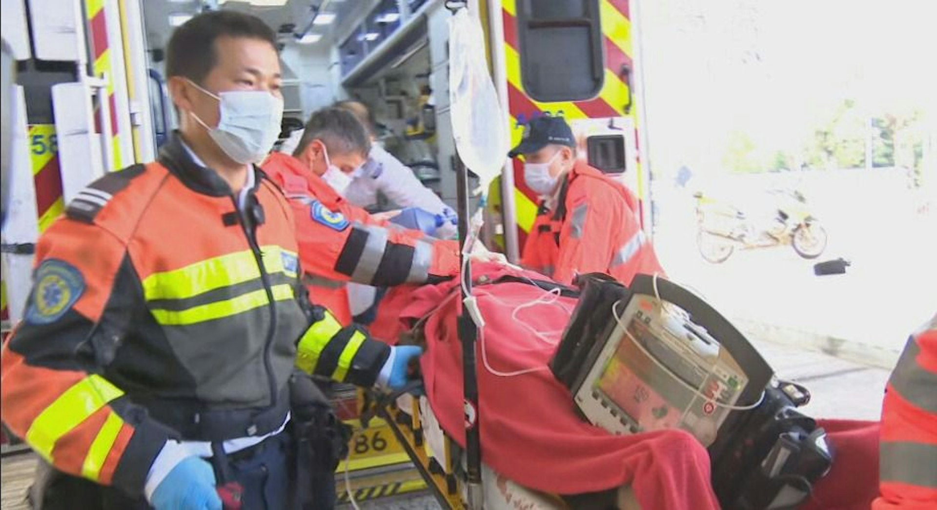 救護員為司機進行心外壓急救。