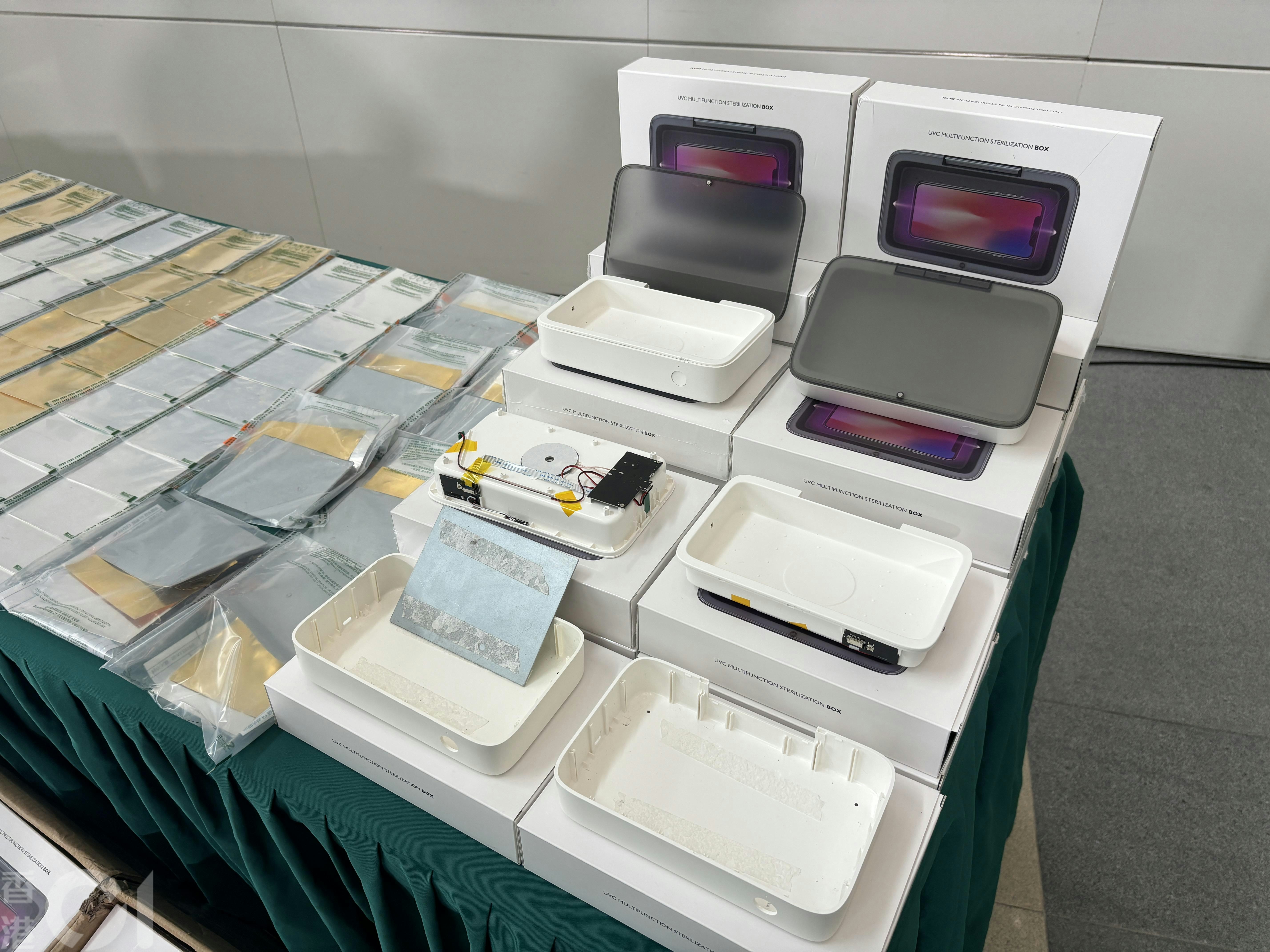 最終，海關人員在138個紙箱共4,680台清洗機中，均發現了相同的長方形金屬片。行動中，共檢獲168公斤懷疑走私黃金薄片及285公斤懷疑走私白銀薄片，總市值估計約為港幣2.3億元。（陳浩然攝）
