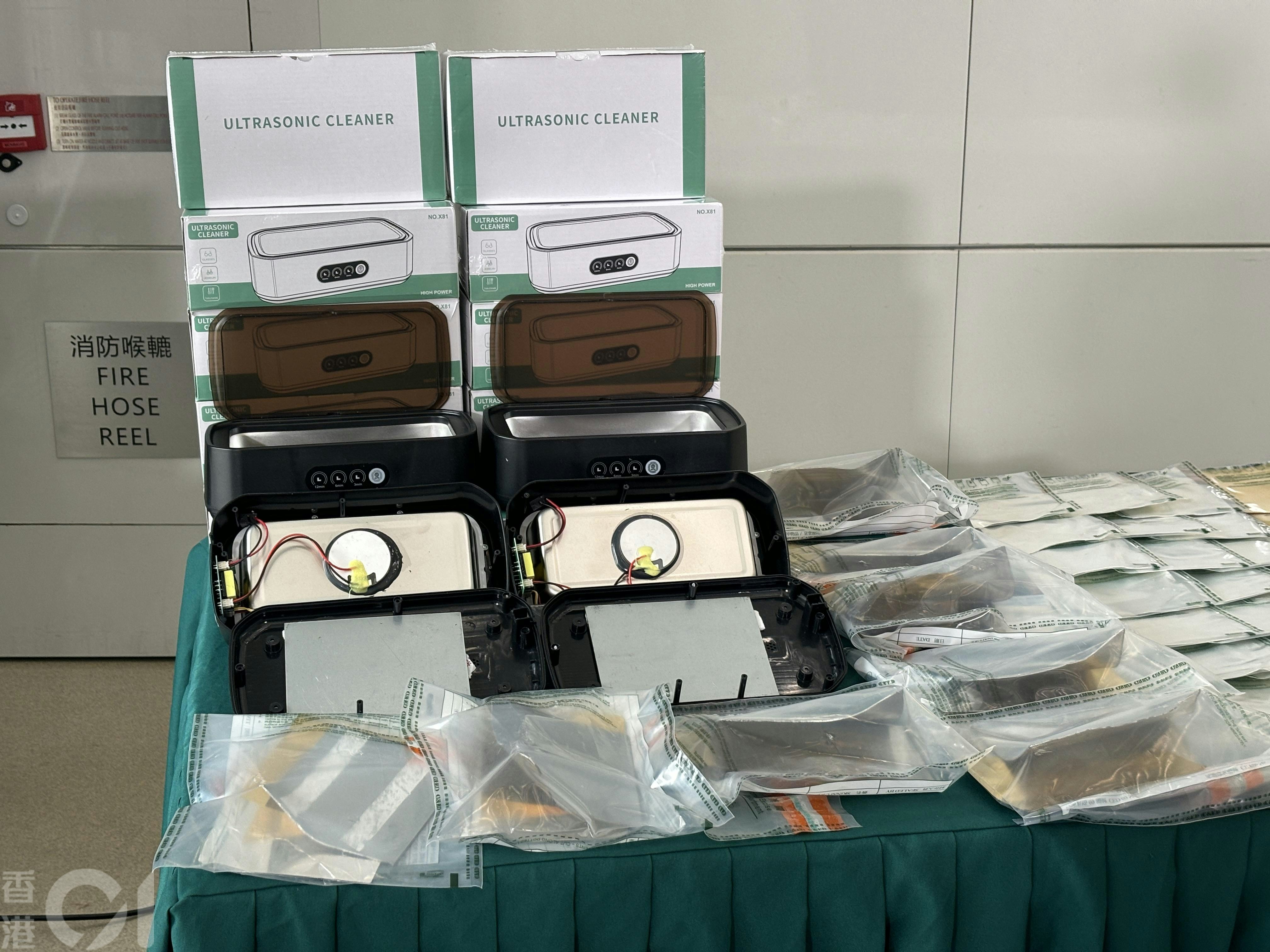 最終，海關人員在138個紙箱共4,680台清洗機中，均發現了相同的長方形金屬片。行動中，共檢獲168公斤懷疑走私黃金薄片及285公斤懷疑走私白銀薄片，總市值估計約為港幣2.3億元。（陳浩然攝）